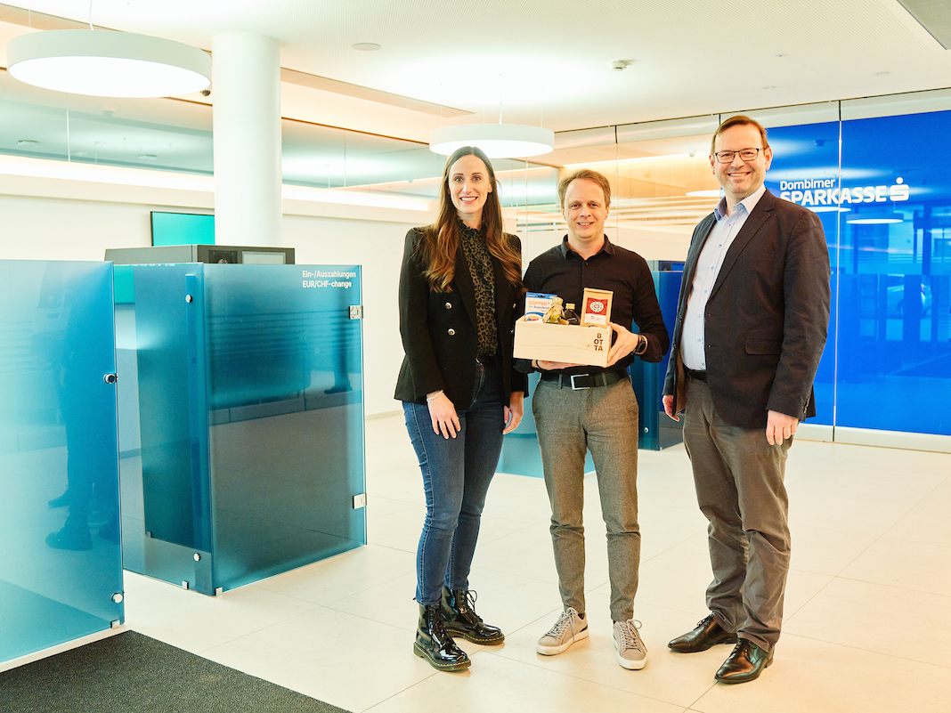 Nathalie Heinisch, Geschäftsführerin Lustenau Marketing und Vizebürgermeister Daniel Steinhofer gratulieren Mark Nussbaumer (Mitte) zum gelungenen Umbau. Nathalie Heinisch, Geschäftsführerin Lustenau Marketing und Vizebürgermeister Daniel Steinhofer gratulieren Mark Nussbaumer (Mitte) zum gelungenen Umbau.