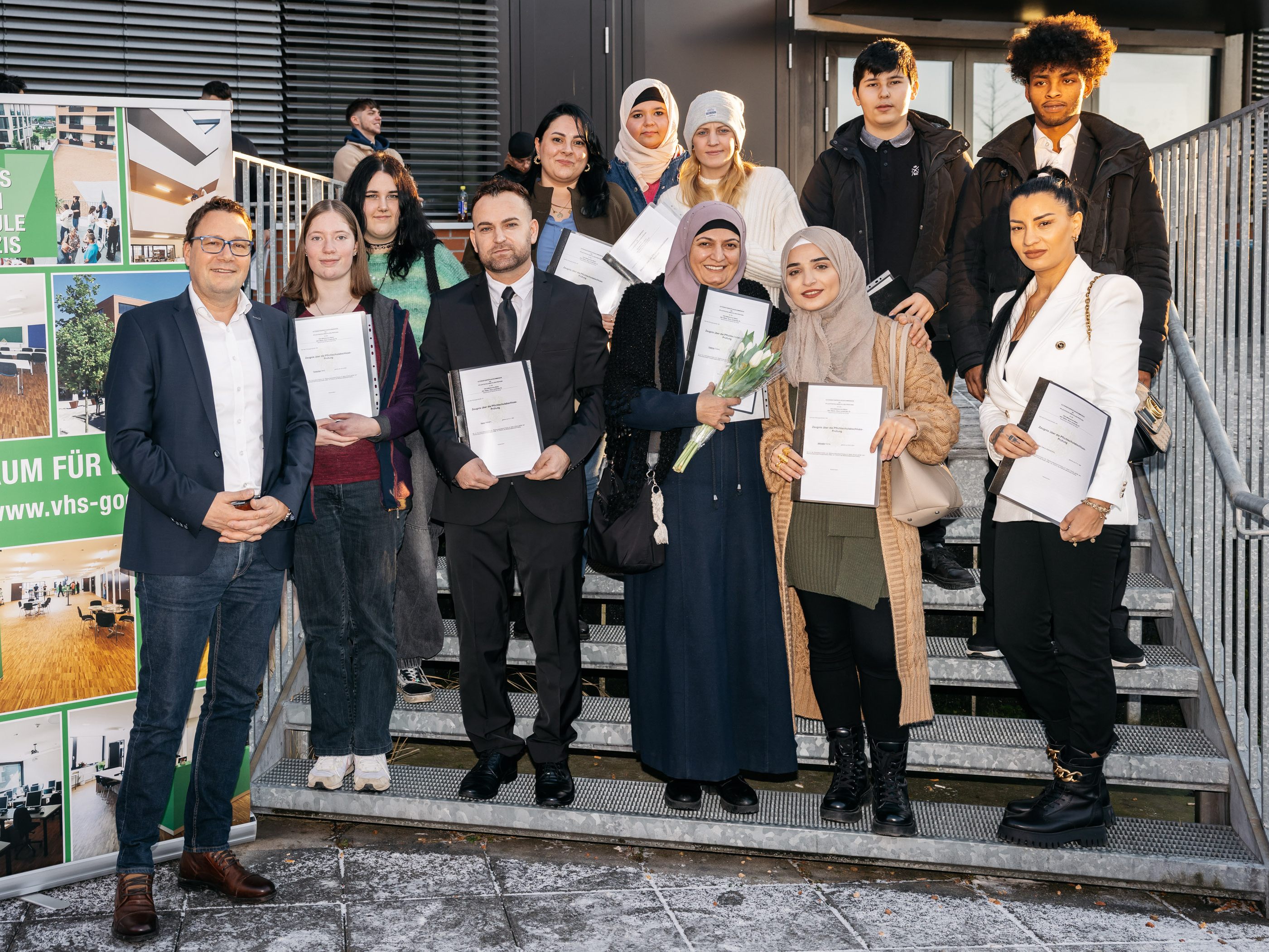 Pflichtschulabschluss - Zeugnisfeier an der Volkshochschule Götzis am 09.02.2023 - Die erfolgreichen Absolventen freuen sich über die Zeugnisse. Pflichtschulabschluss - Zeugnisfeier an der Volkshochschule Götzis am 09.02.2023 - Die erfolgreichen Absolventen freuen sich über die Zeugnisse.