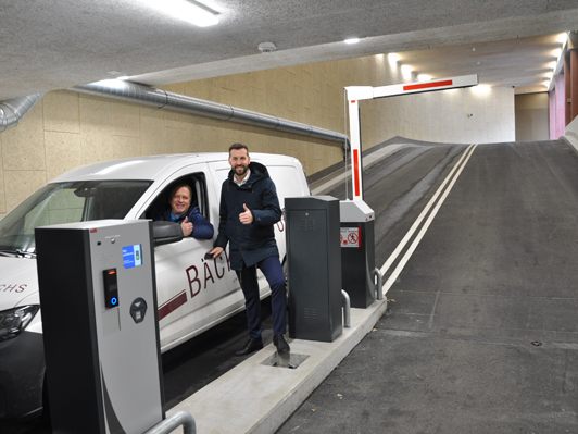 WIGE-Obmann Hanno Fuchs und Bgm. Simon Tschann fahren als erste in die „Parkgarage Zentrum“ WIGE-Obmann Hanno Fuchs und Bgm. Simon Tschann fahren als erste in die „Parkgarage Zentrum“