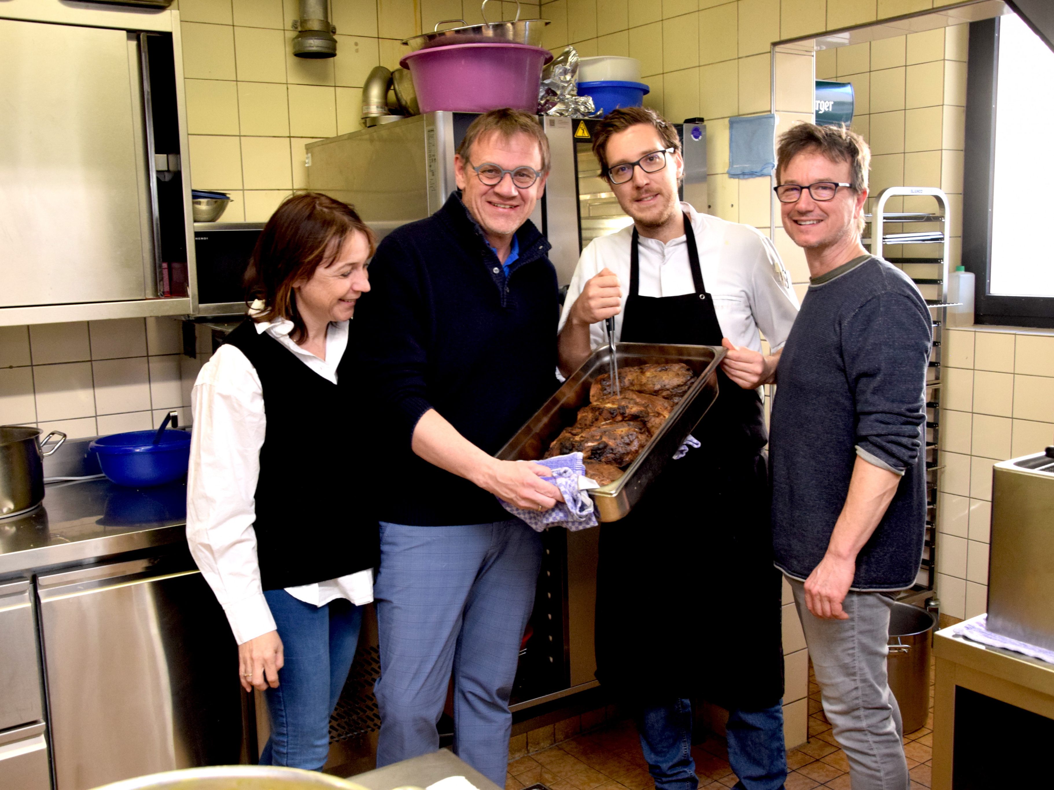 Gastgeber Bianca Tomaselli und Harald Wieshofer-Tomaselli (r.) vom Gasthaus Löwen in Bludenz mit ihrem Küchenchef Daniel Mostögl (2. v. r.) und Gast Wirtschaftsbund-Direktor Christoph Thoma. Gastgeber Bianca Tomaselli und Harald Wieshofer-Tomaselli (r.) vom Gasthaus Löwen in Bludenz mit ihrem Küchenchef Daniel Mostögl (2. v. r.) und Gast Wirtschaftsbund-Direktor Christoph Thoma.
