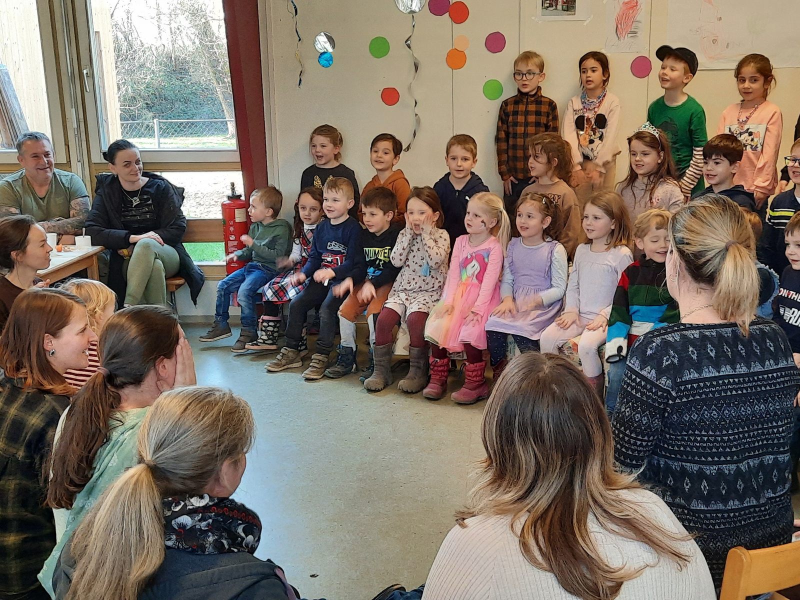 Abrissparty im alten Gebäude des Naturkindergartens. Abrissparty im alten Gebäude des Naturkindergartens.