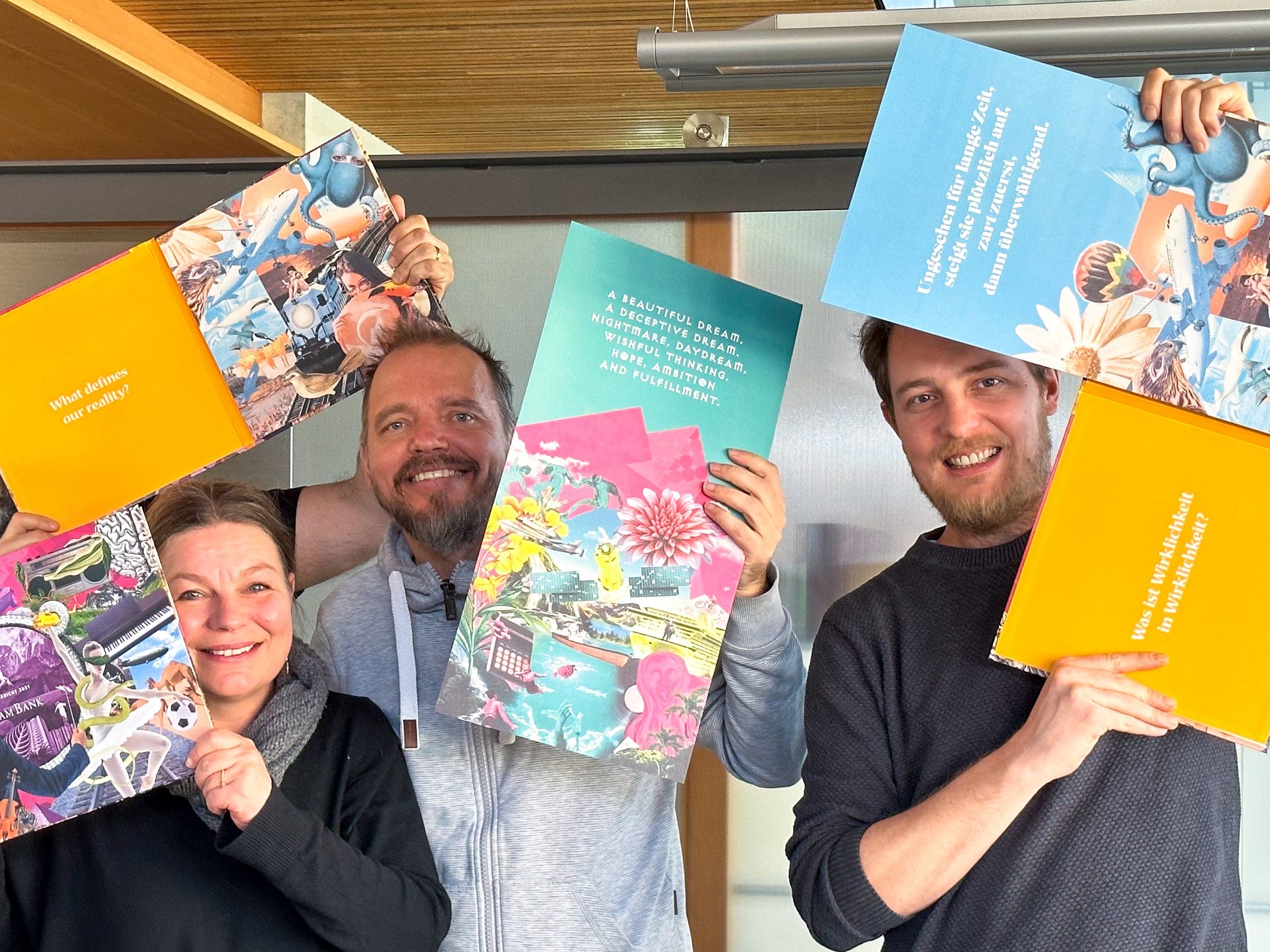 Die Werbeagentur die3 erhält für den Geschäftsbericht 2021 der Euram Bank beim German Design Award 2023 eine Special Mention. Im Bild: Sascha Grabherr, Petra Lorenz-Grass, Mario Lorenz und Alex Welzenbach (von links). Die Werbeagentur die3 erhält für den Geschäftsbericht 2021 der Euram Bank beim German Design Award 2023 eine Special Mention. Im Bild: Sascha Grabherr, Petra Lorenz-Grass, Mario Lorenz und Alex Welzenbach (von links).