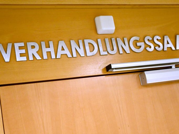Ein 54-Jähriger wurde nach einer Attacke mit einem Teppichmesser eingewiesen.