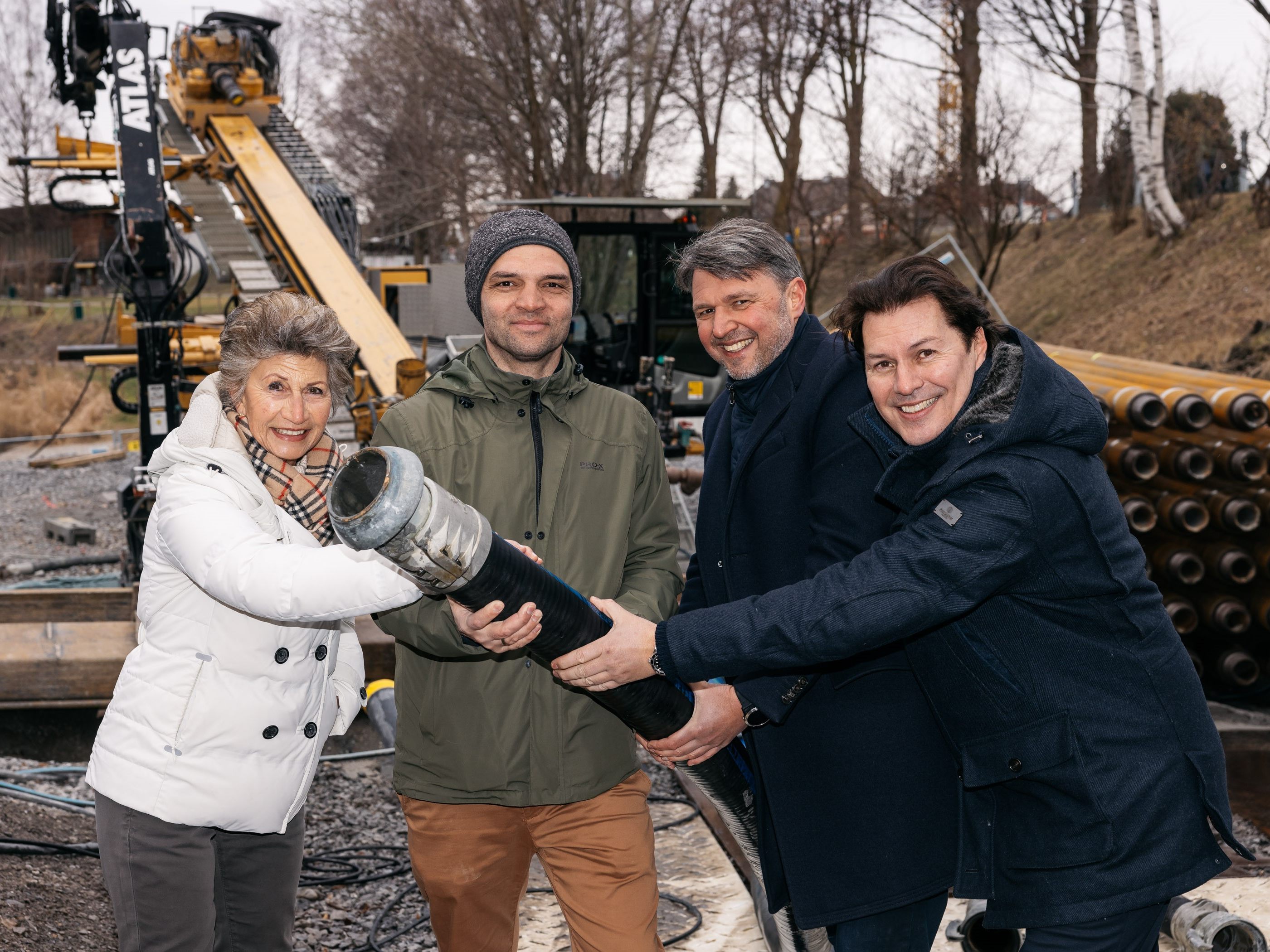 Cornelia Michalke (Obfrau Ausschuss für Wasserwirtschaft Höchst), Bgm. Stefan Übelhör (Höchst), Bgm. Kurt Fischer (Lustenau), Martin Fitz (Gemeinderat Lustenau) (v.l.n.r.) Cornelia Michalke (Obfrau Ausschuss für Wasserwirtschaft Höchst), Bgm. Stefan Übelhör (Höchst), Bgm. Kurt Fischer (Lustenau), Martin Fitz (Gemeinderat Lustenau) (v.l.n.r.)