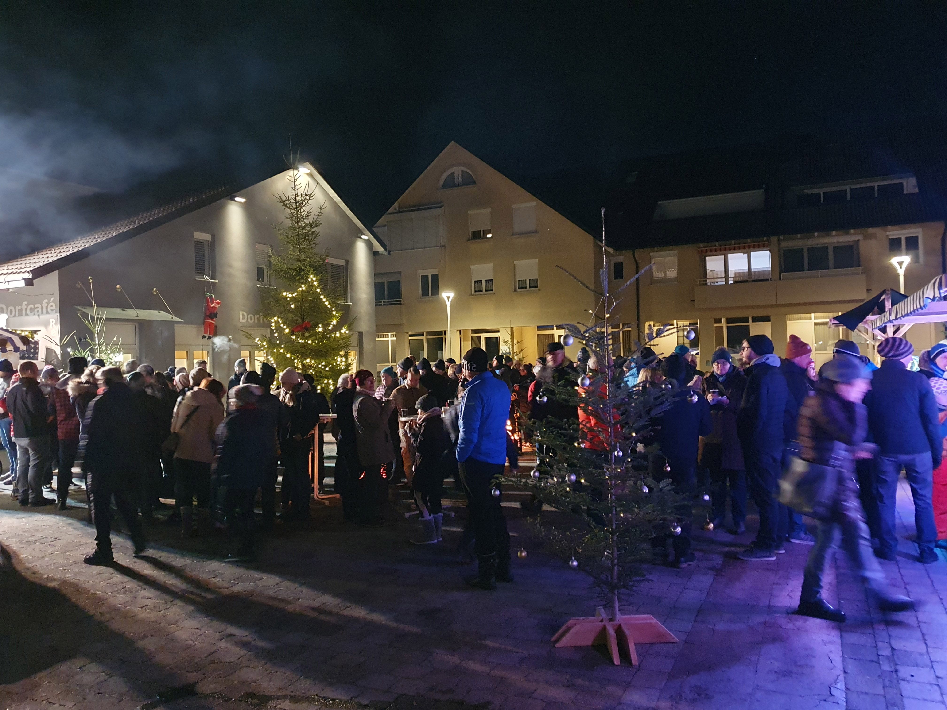 Ein Glühwein für den guten Zweck: Nenzinger Vereine unterstützen Familien im Dorf. Ein Glühwein für den guten Zweck: Nenzinger Vereine unterstützen Familien im Dorf.