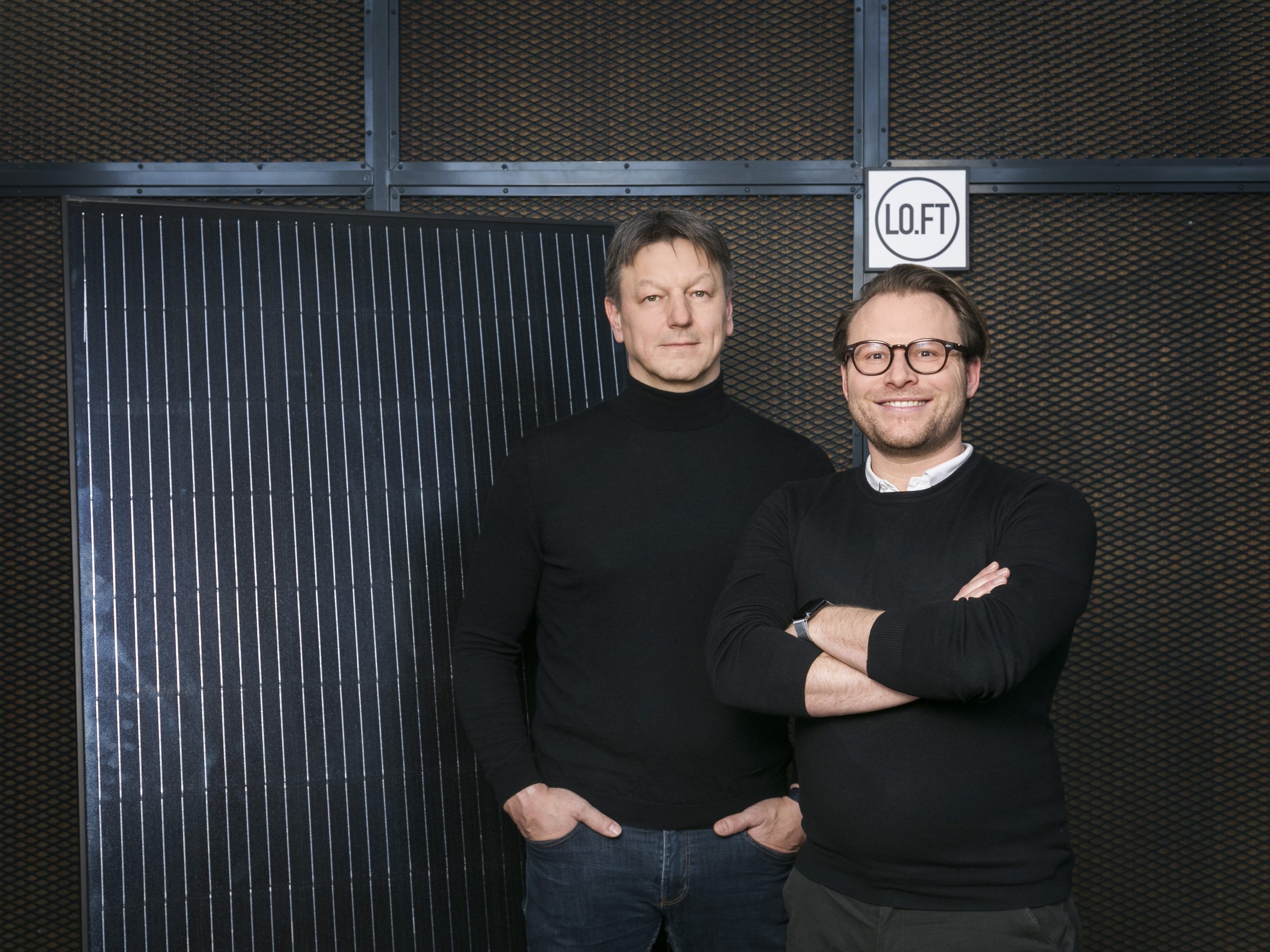 Alexander Moosbrugger (CEO und Gründer, links) und Manuel Hehle (Co-Gründer) von mo energy systems bringen Europas erstes „Plug-and-Play“- Standardsystem für PV Fassaden, insbesondere Bestandsimmobilien, auf den Markt.