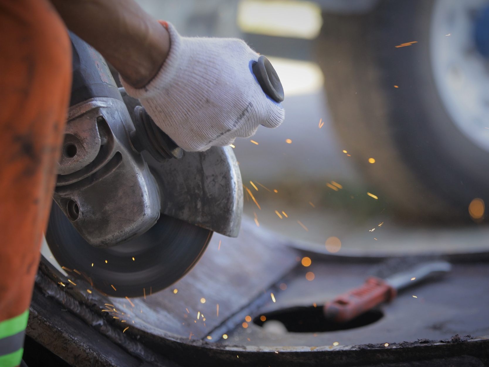 Der Automobilzulieferer ZKW baut 600 Stellen in Wieselburg ab.