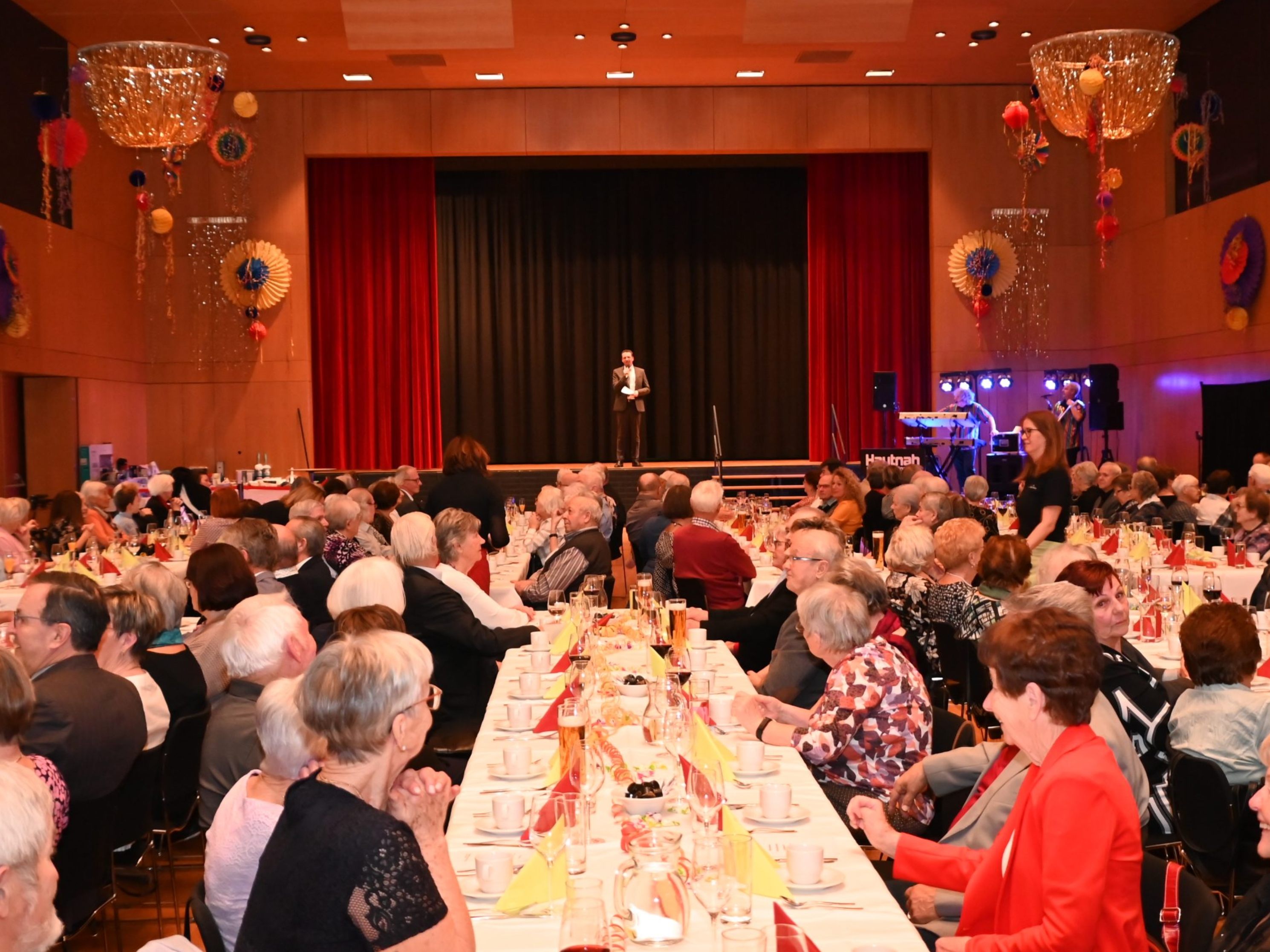 Rund 200 Senioren feierten beim Altacher Seniorenball im KOM Rund 200 Senioren feierten beim Altacher Seniorenball im KOM