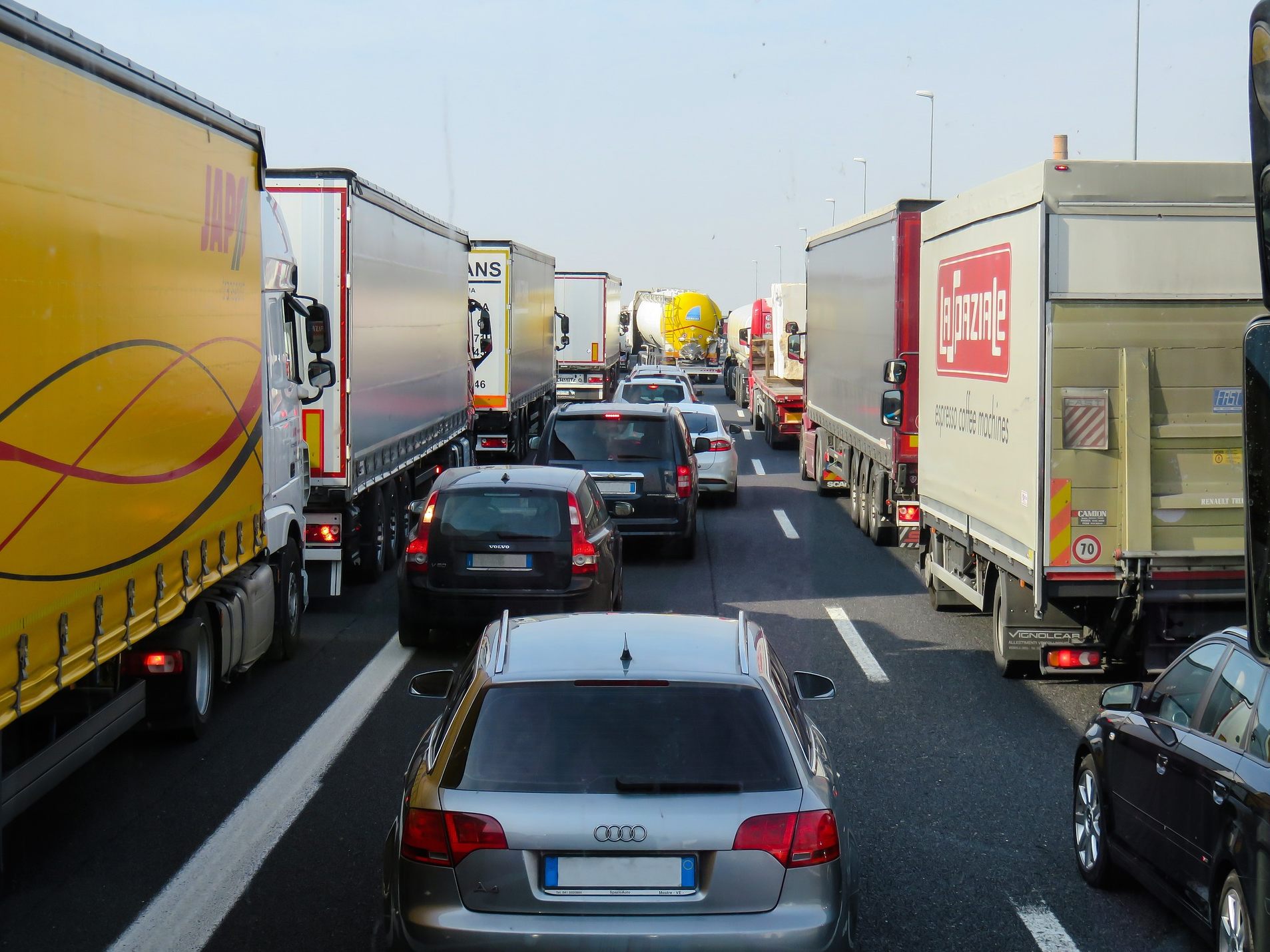 Ein betrunkener Lkw-Fahrer verursachte auf der A1 gleich zwei Unfälle.