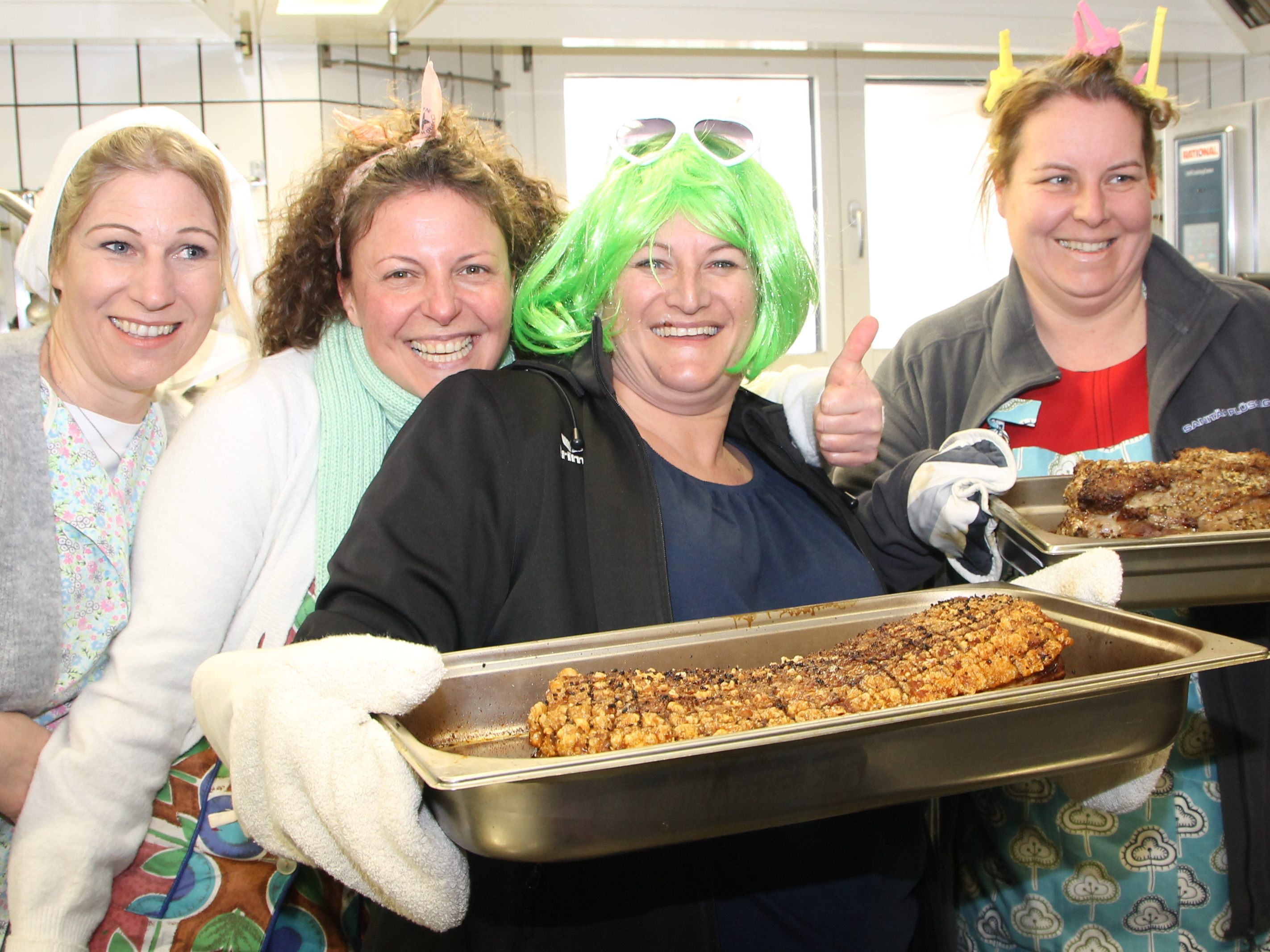 Das Braten-Klau-Team Tisis machte beim neuen Löwen-Wirt Station.