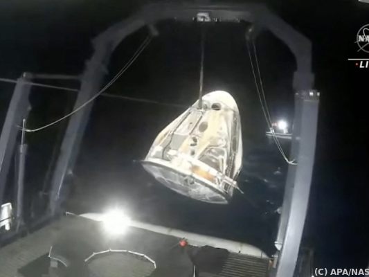 Landung an Bord eines "Crew Dragon" im Meer vor Küste Floridas Landung an Bord eines "Crew Dragon" im Meer vor Küste Floridas