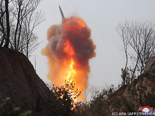 Die Rakete wurde in Richtung des japanischen Meeres gelenkt Die Rakete wurde in Richtung des japanischen Meeres gelenkt