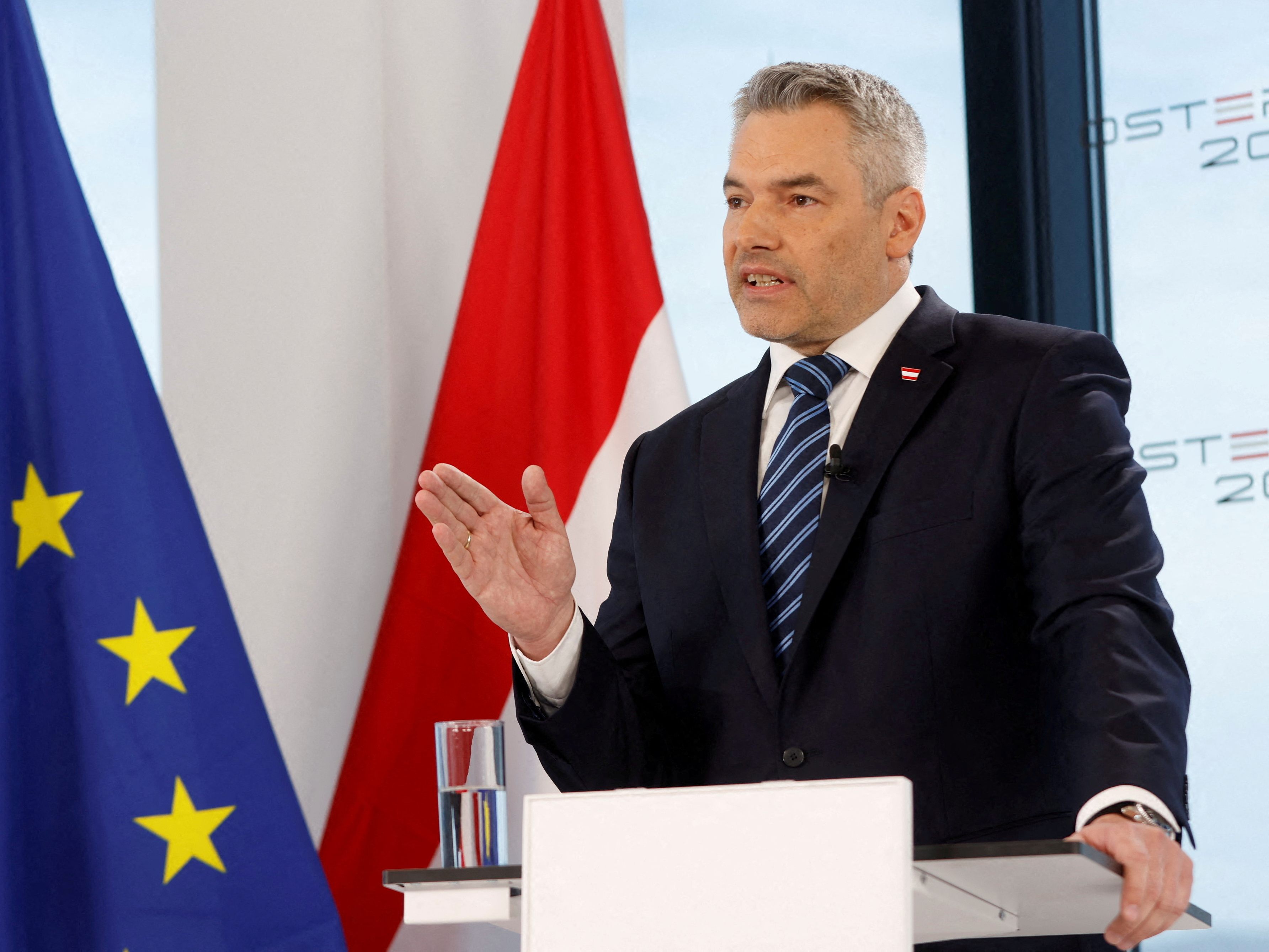 Nach Kritik mehrerer NGOs an seinen Aussagen zur Klimapolitik, lädt Bundeskanzler Karl Nehammer (ÖVP) zum Dialog ein. Nach Kritik mehrerer NGOs an seinen Aussagen zur Klimapolitik, lädt Bundeskanzler Karl Nehammer (ÖVP) zum Dialog ein.