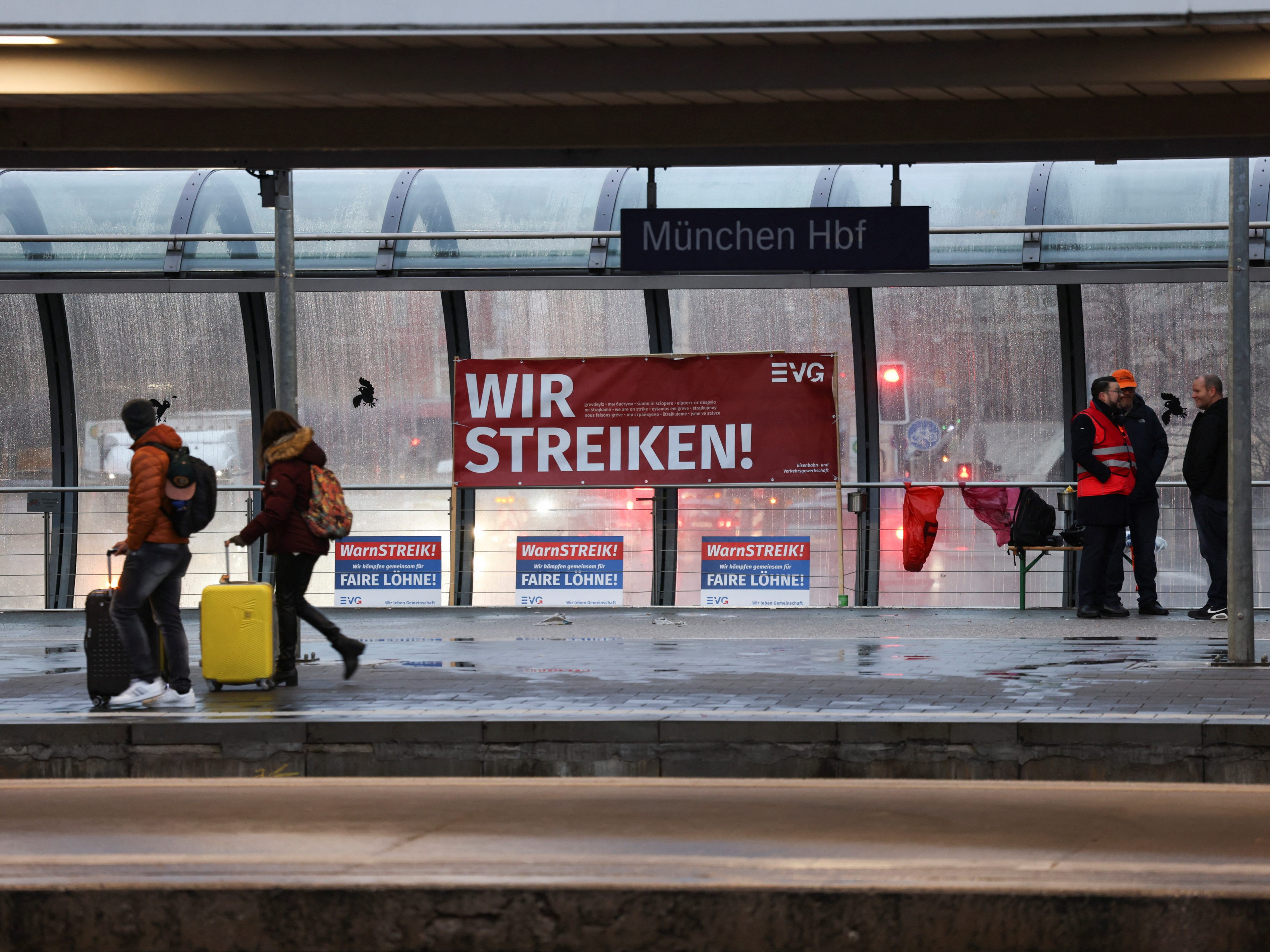 In Deutschland wird am Montag für mehr Lohn gestreikt. In Deutschland wird am Montag für mehr Lohn gestreikt.