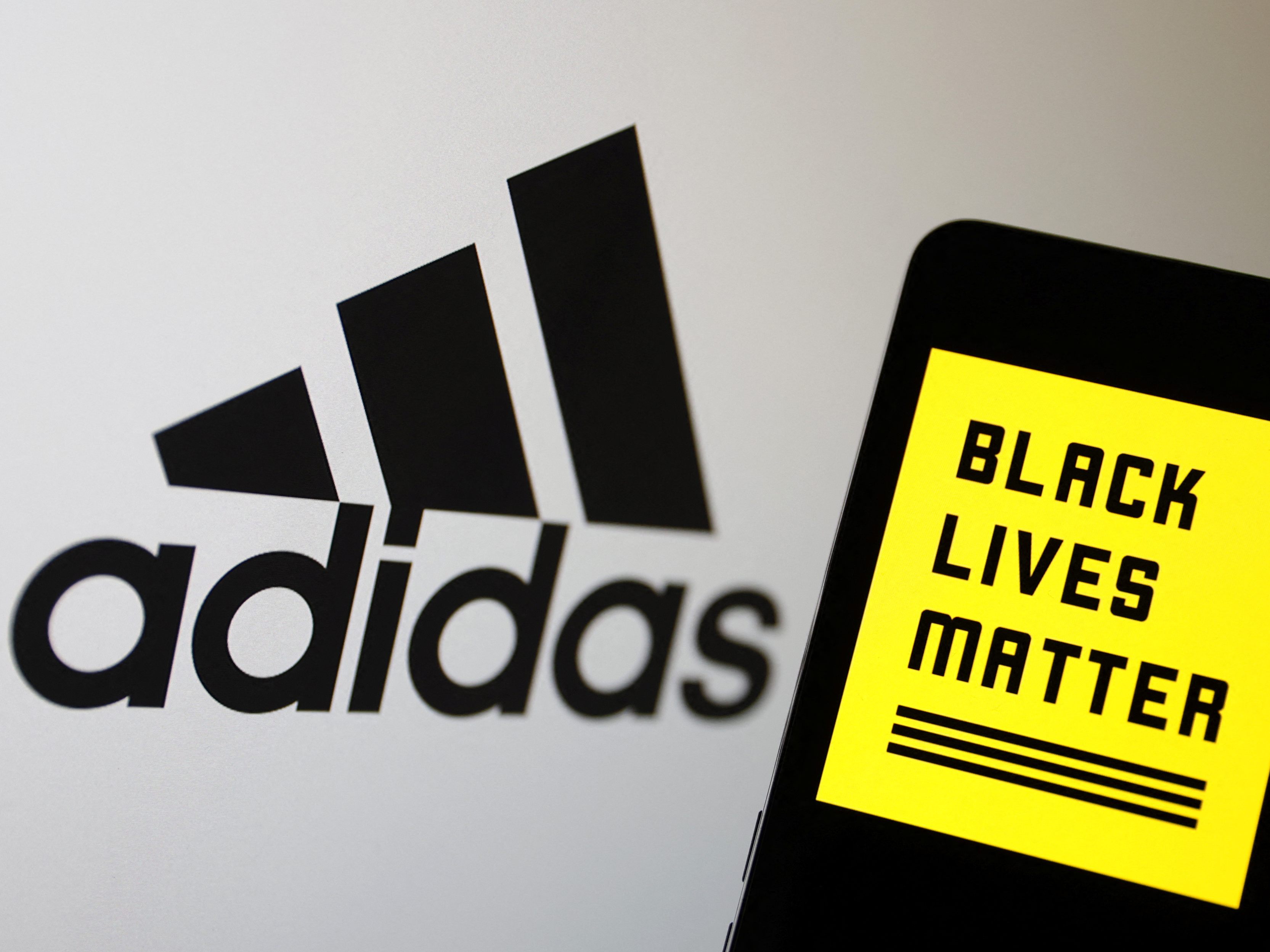 Adidas zieht seinen Einspruch gegen "Black Lives Matter" zurück.