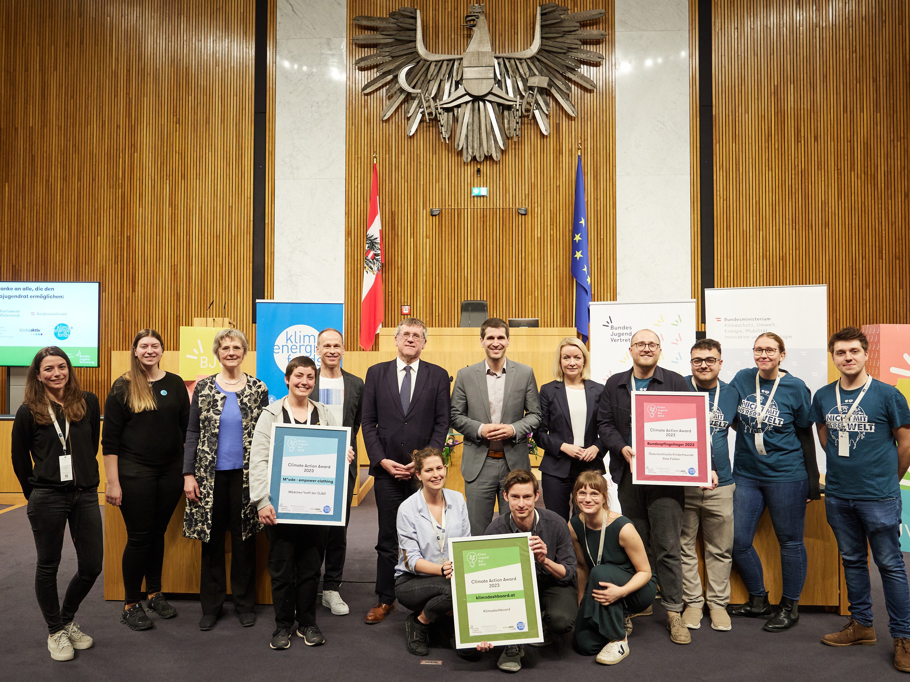 Der Climate Action Award wurde in drei Kategorien verliehen: Mode empower clothing, Klimadialog und Klimahandeln. Der Climate Action Award wurde in drei Kategorien verliehen: Mode empower clothing, Klimadialog und Klimahandeln.