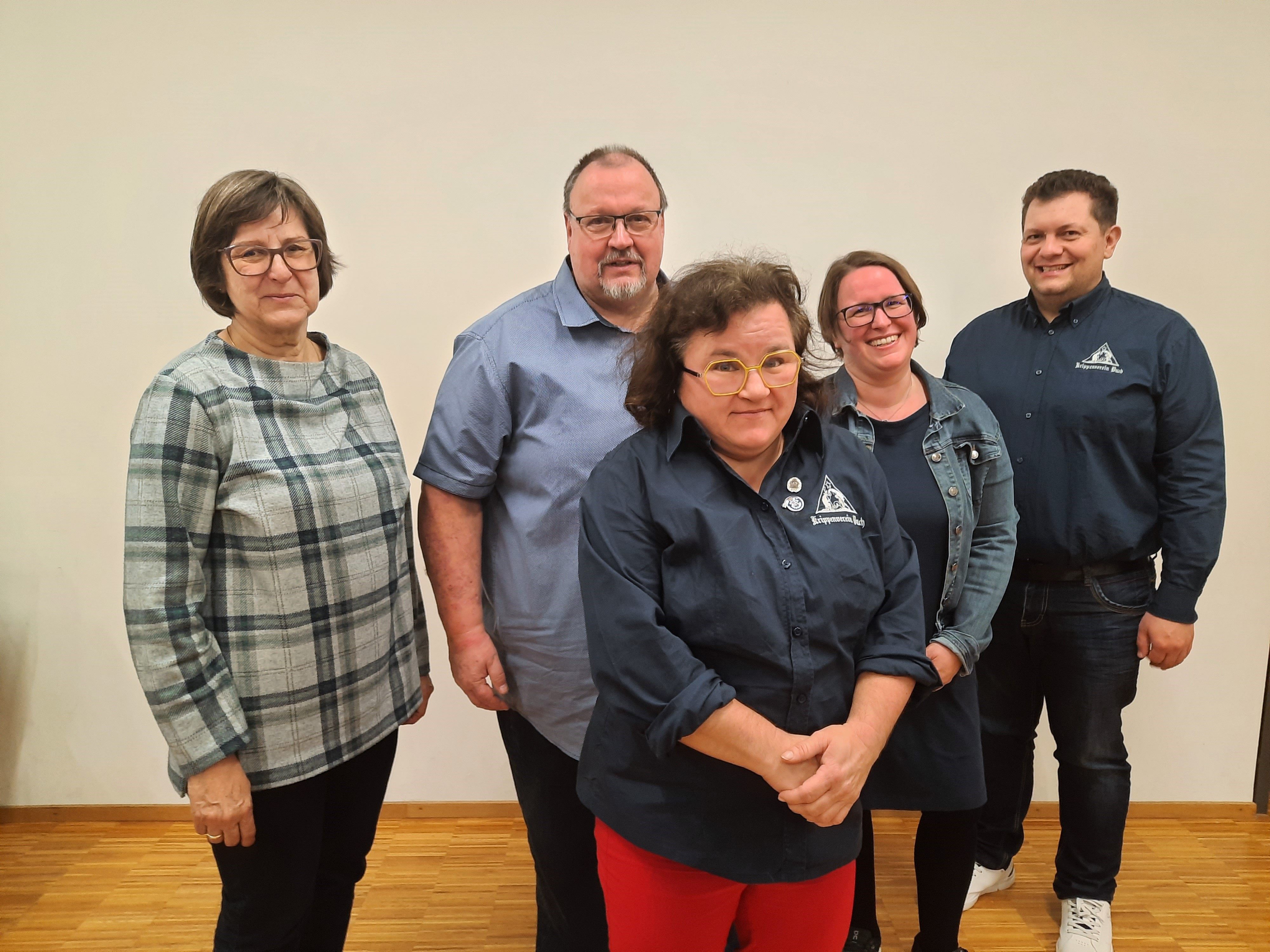 Ehrungen beim Bucher Krippenverein: Bernadette Geiger, Obmann Helmut Stadelmann, Carina Janz, Klaus Böhler und Simone Minatti (vorne). Ehrungen beim Bucher Krippenverein: Bernadette Geiger, Obmann Helmut Stadelmann, Carina Janz, Klaus Böhler und Simone Minatti (vorne).