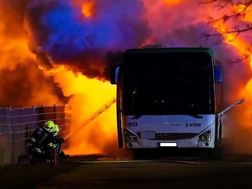 Der Linienbus brannte komplett aus.