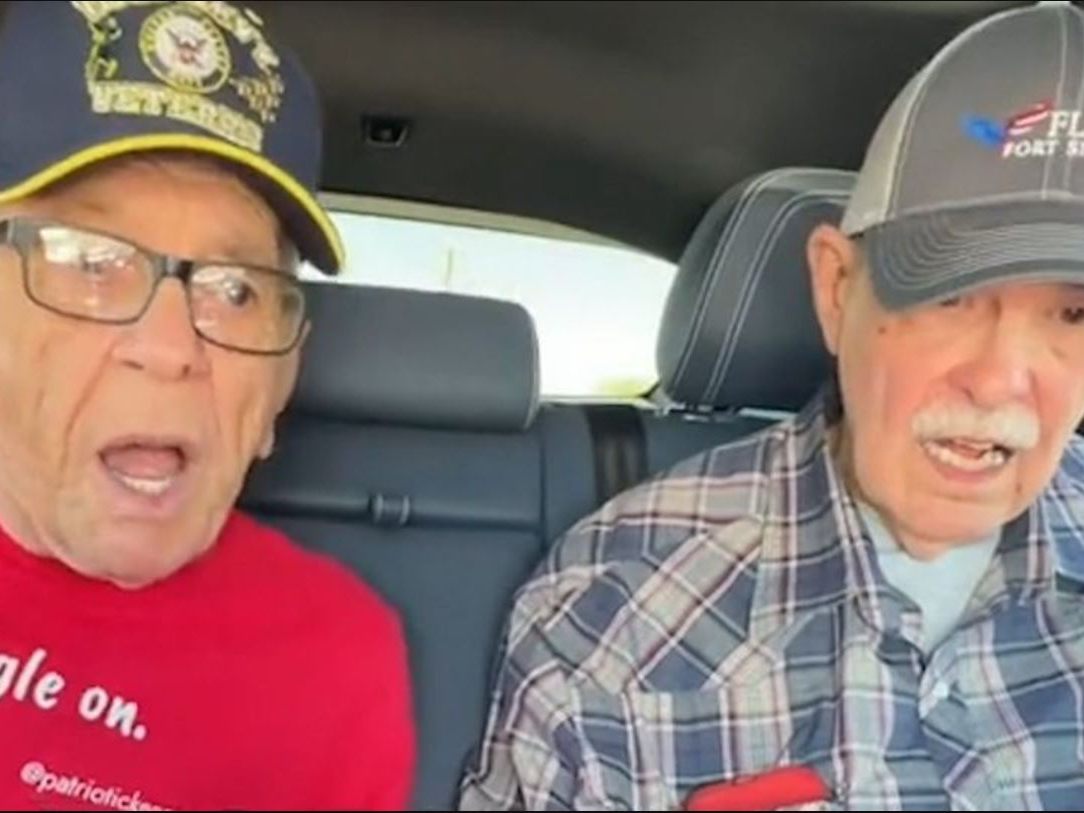Den 80-Jährigen bleibt der Mund offen, als sie in das selbstfahrende Taxi steigen. Den 80-Jährigen bleibt der Mund offen, als sie in das selbstfahrende Taxi steigen.
