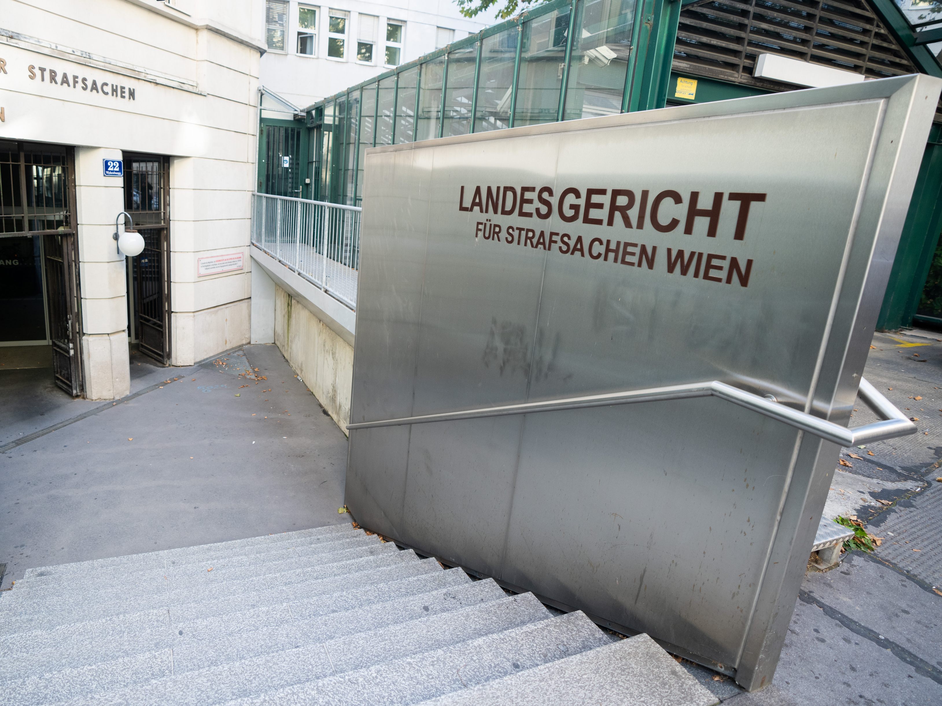 Eine Mutter die ihr Baby geschüttelt haben soll, ist teilweise zu Haft verurteilt worden. Eine Mutter die ihr Baby geschüttelt haben soll, ist teilweise zu Haft verurteilt worden.