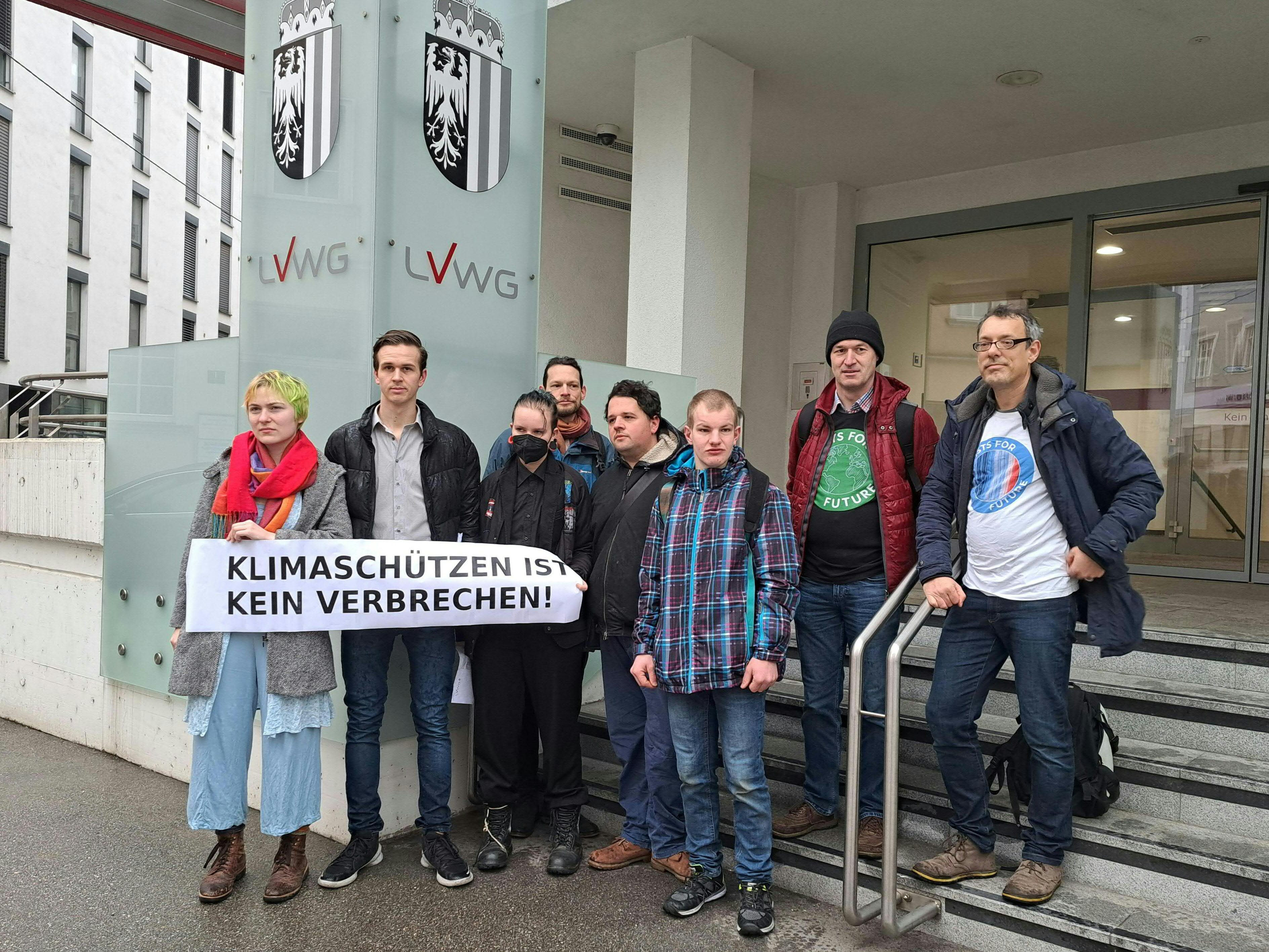 Die Aktivisten vor dem Gericht.