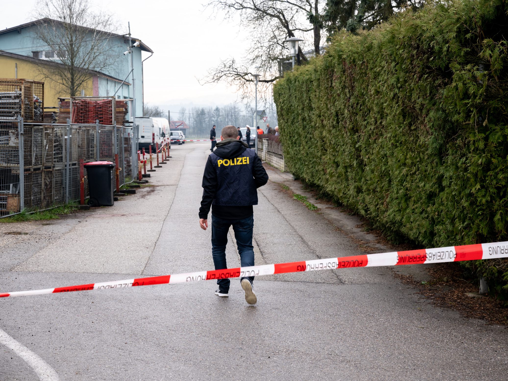 Der Mann, welcher auf offener Straße niedergestochen wurde, ist im Krankenhaus gestorben. Der Mann, welcher auf offener Straße niedergestochen wurde, ist im Krankenhaus gestorben.