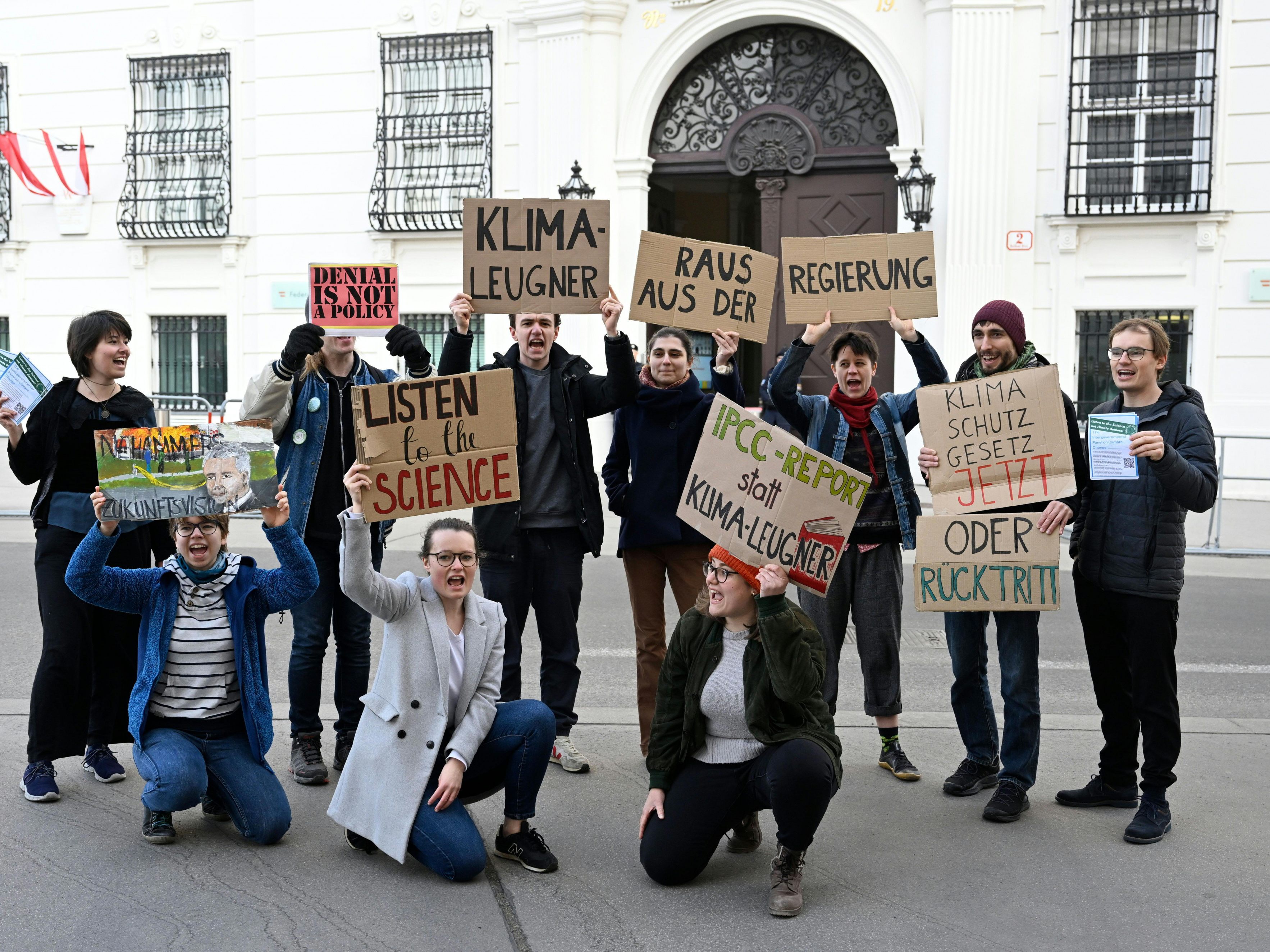 Klima-Aktivisten vor dem Bundeskanzleramt. Klima-Aktivisten vor dem Bundeskanzleramt.