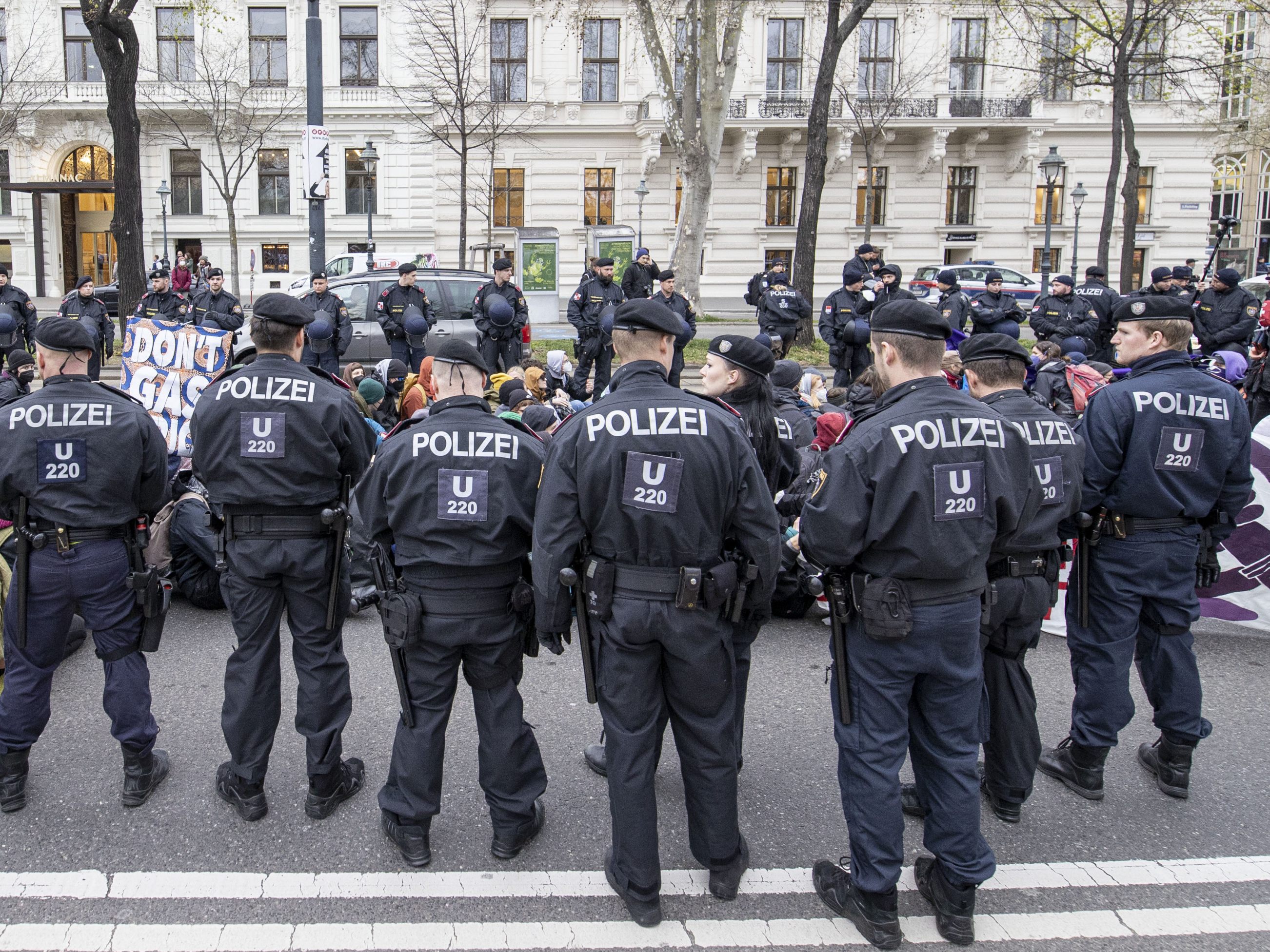 In Wien wird gegen die Gas-Konferenz protestiert. In Wien wird gegen die Gas-Konferenz protestiert.