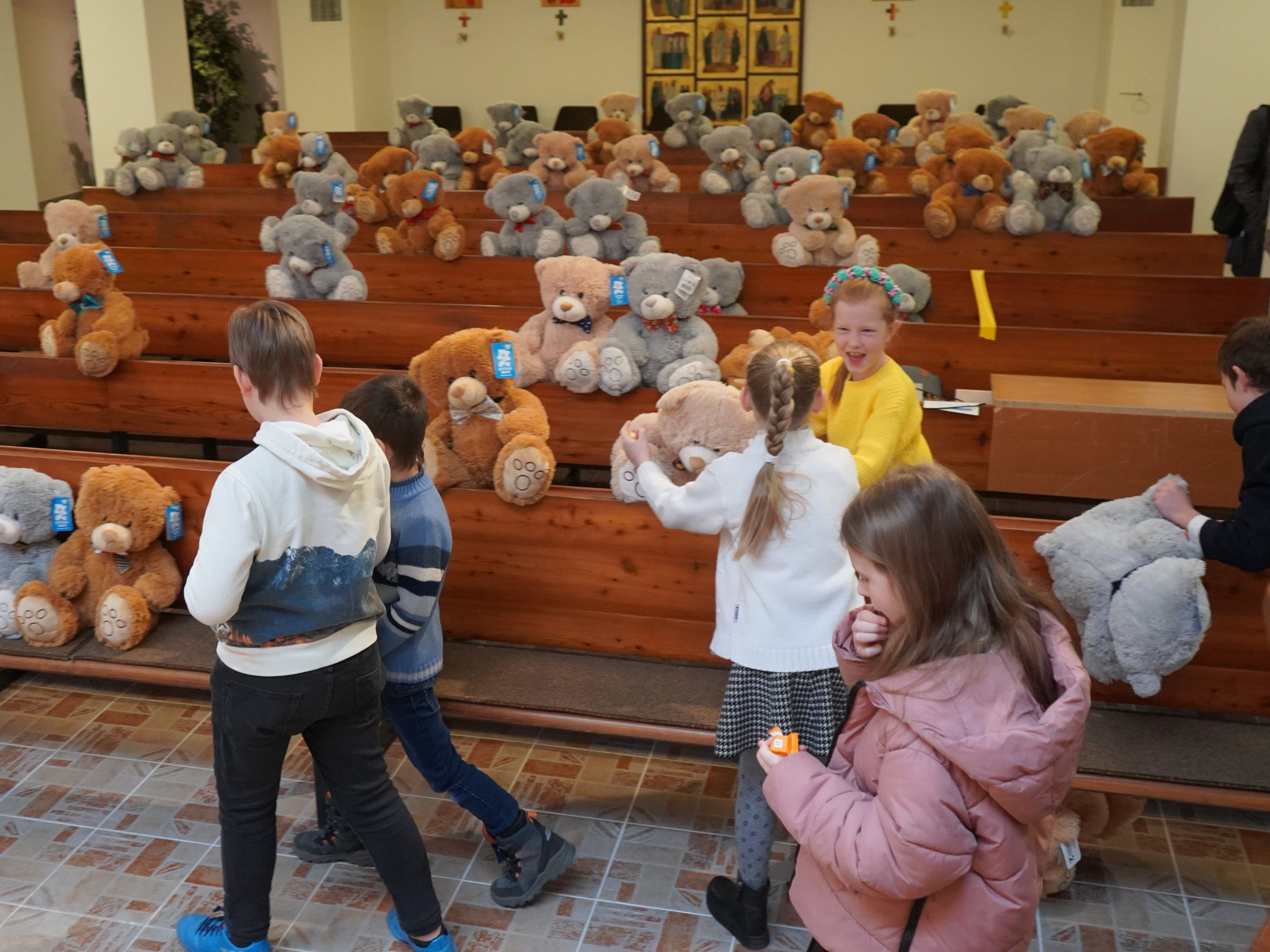 Ukrainische Waisenkinder konnten sich am Sonntag in Wien-Margareten über gespendete Teddybären freuen.