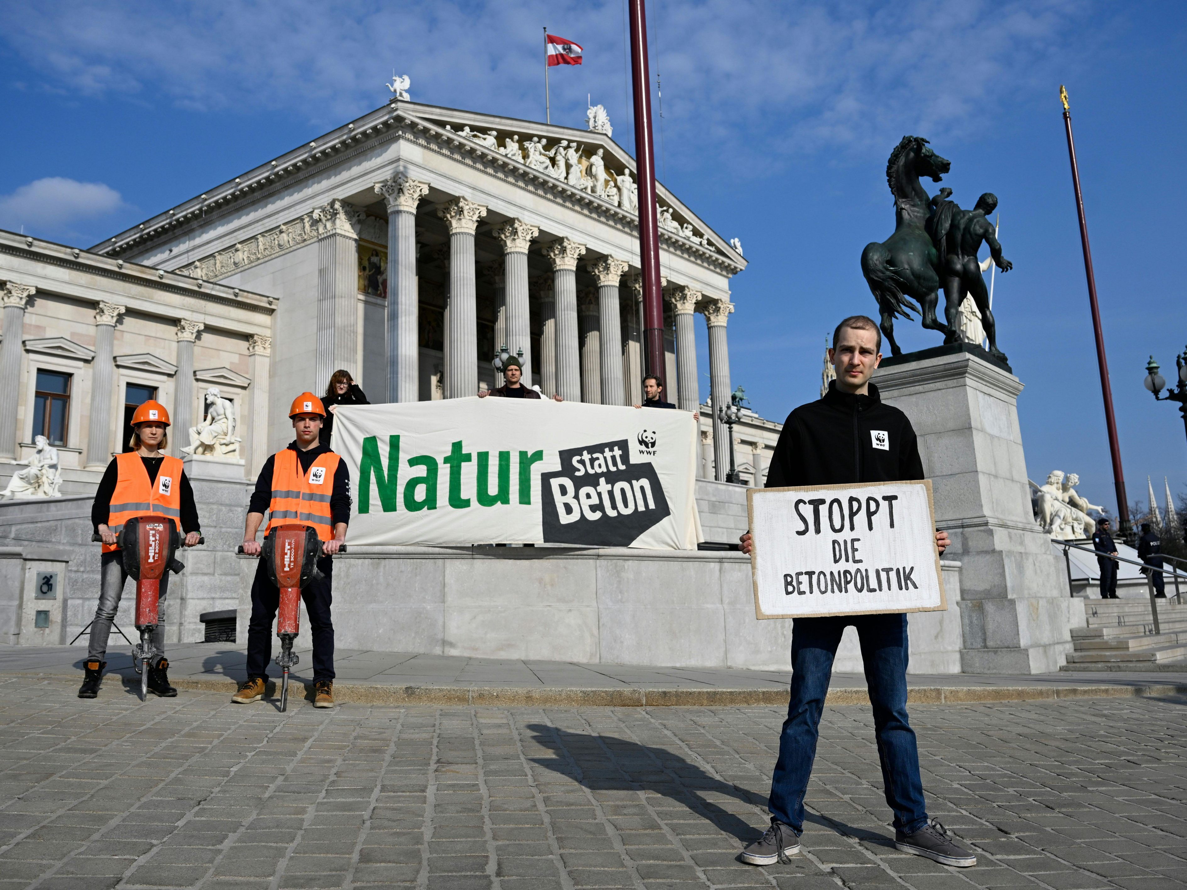 Der WWF setzte vor dem Wiener Parlament eine Symbolaktion für Bodenschutz-Maßnahmen. Der WWF setzte vor dem Wiener Parlament eine Symbolaktion für Bodenschutz-Maßnahmen.