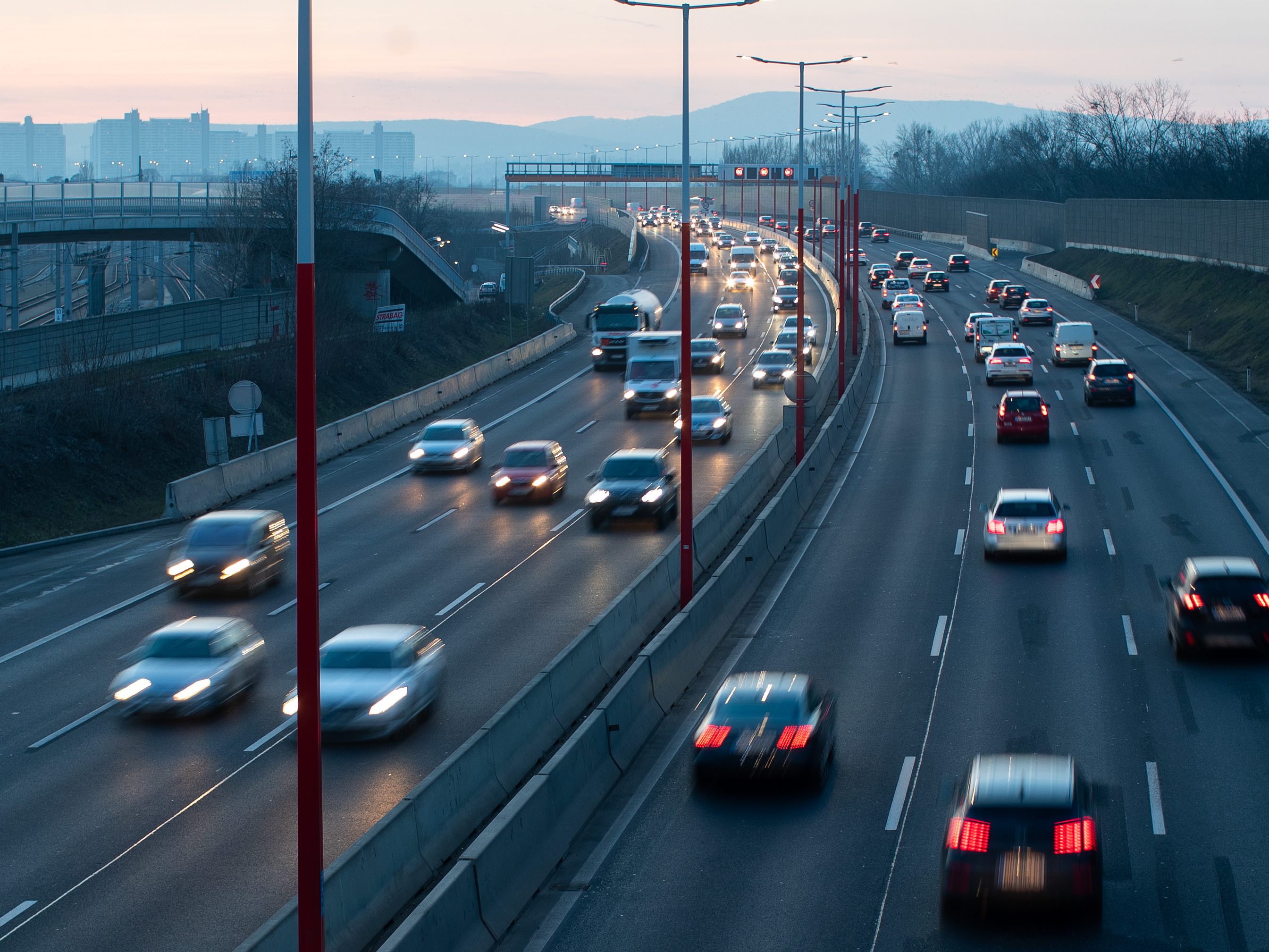 Frauen verhalten sich sicherer im Straßenverkehr. Frauen verhalten sich sicherer im Straßenverkehr.