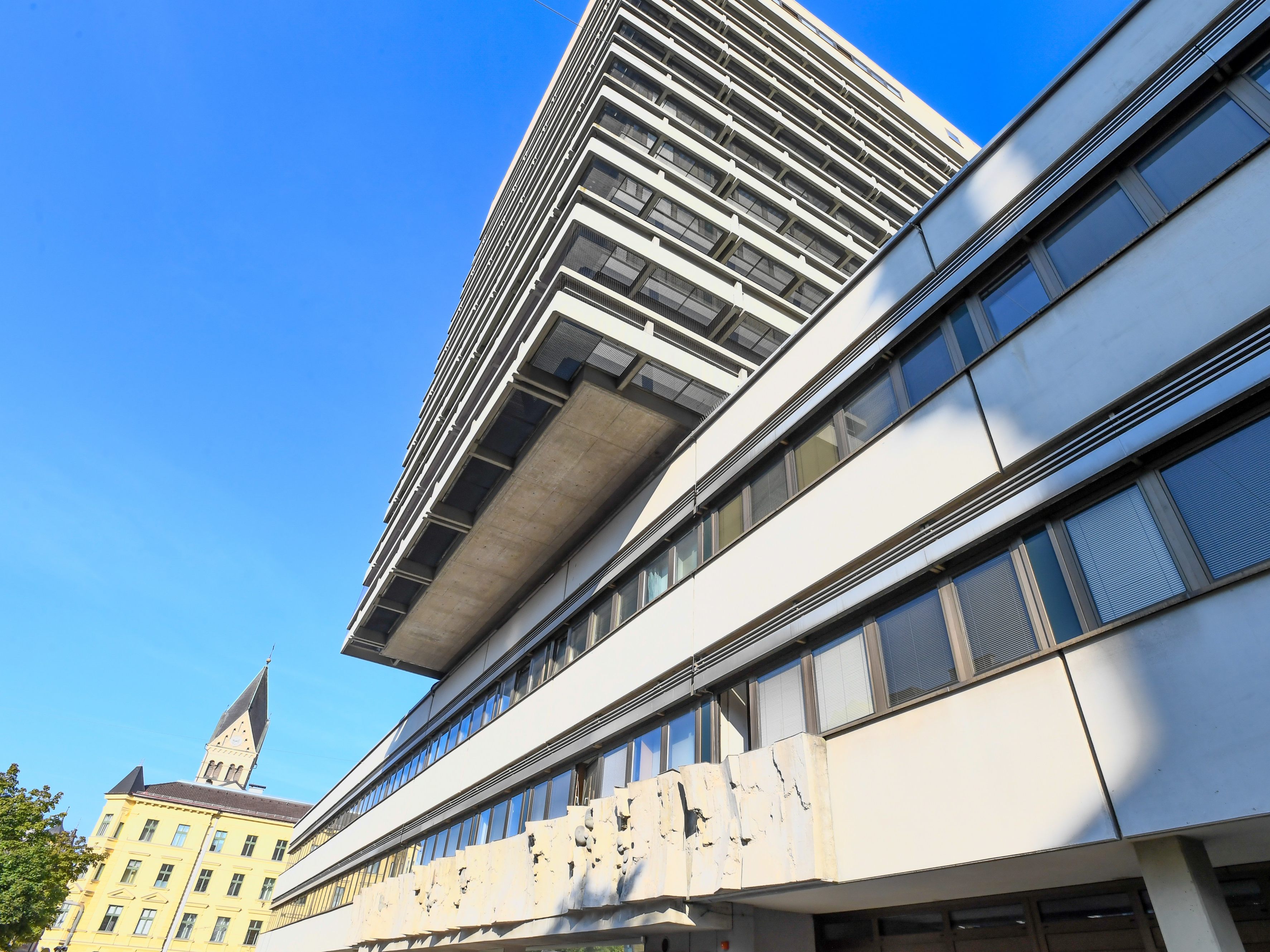 Zwei Ex-Berufssoldaten mussten sich am Freitag vor dem Innsbrucker Landesgericht wegen NS-Wiederbetätigung verantworten. Zwei Ex-Berufssoldaten mussten sich am Freitag vor dem Innsbrucker Landesgericht wegen NS-Wiederbetätigung verantworten.
