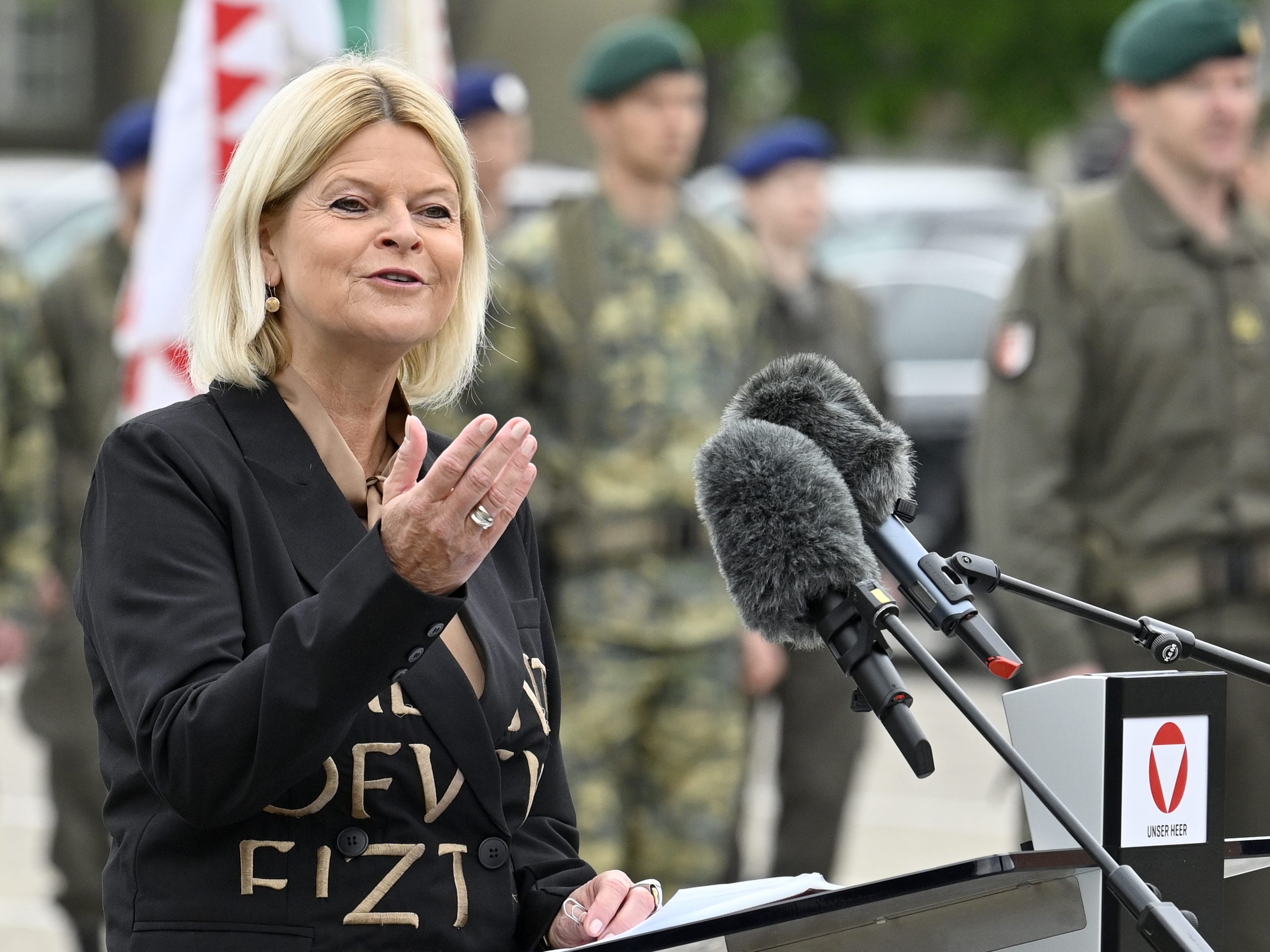 Verteidigungsministerin Tanner will den Frauenanteil beim Heer steigern.