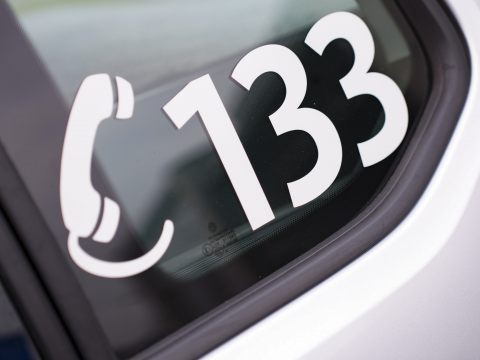 Der Wiener, der Fahrerflucht begangen hatte, nachdem er den Vater und seine 4-jährige Tochter bei einem Unfall verletzte, hat sich bei der Polizei gemeldet. Der Wiener, der Fahrerflucht begangen hatte, nachdem er den Vater und seine 4-jährige Tochter bei einem Unfall verletzte, hat sich bei der Polizei gemeldet.