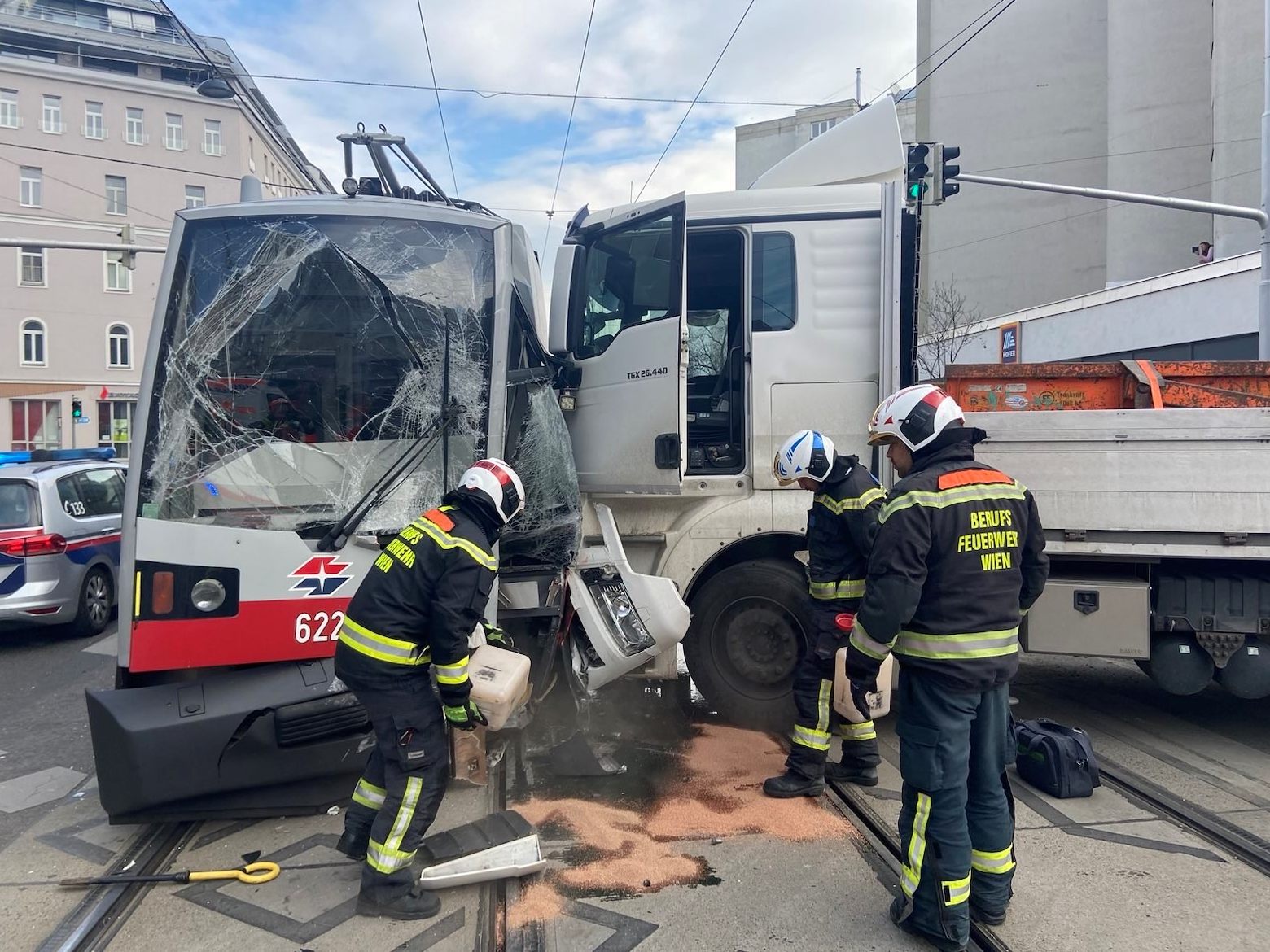 Am Mittwoch wurden vier Menschen bei einer Kollision zwischen einem Lkw und einer Wiener Straßenbahn verletzt.