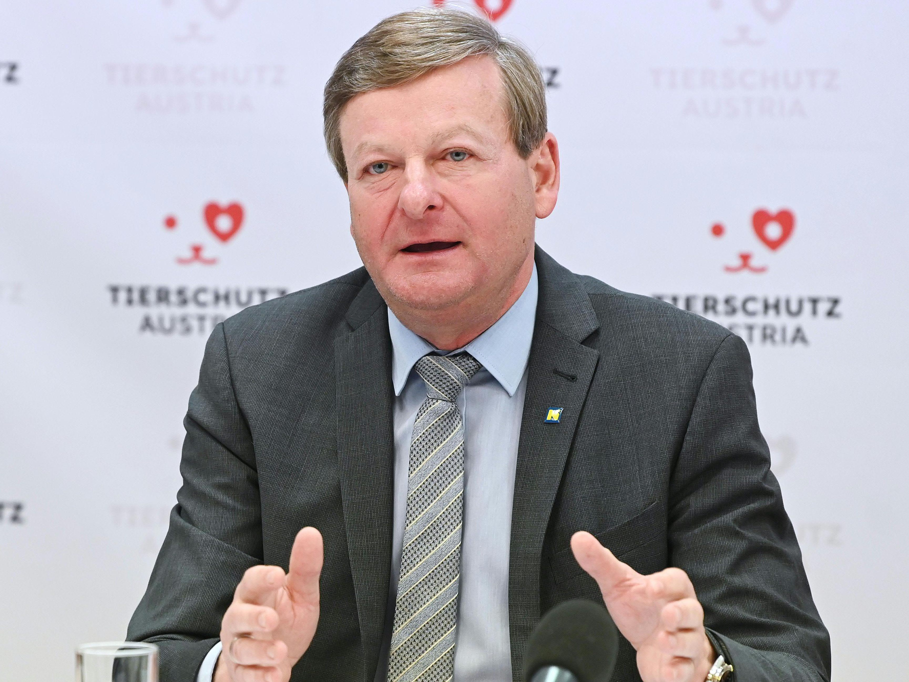 Eine Petition gegen FPÖ-Landesrat Gottfried Waldhäusl erlangte fast 22.000 Unterstützer. Eine Petition gegen FPÖ-Landesrat Gottfried Waldhäusl erlangte fast 22.000 Unterstützer.