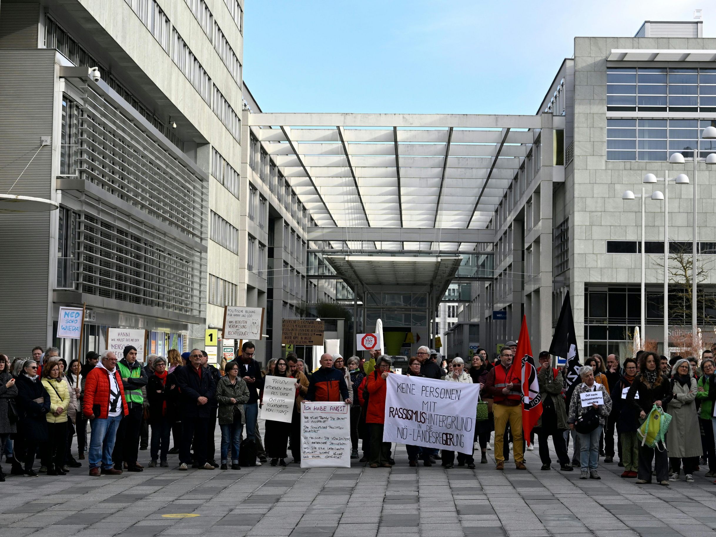 Protest gegen Schwarz-Blau vor dem Landtag in NÖ. Protest gegen Schwarz-Blau vor dem Landtag in NÖ.