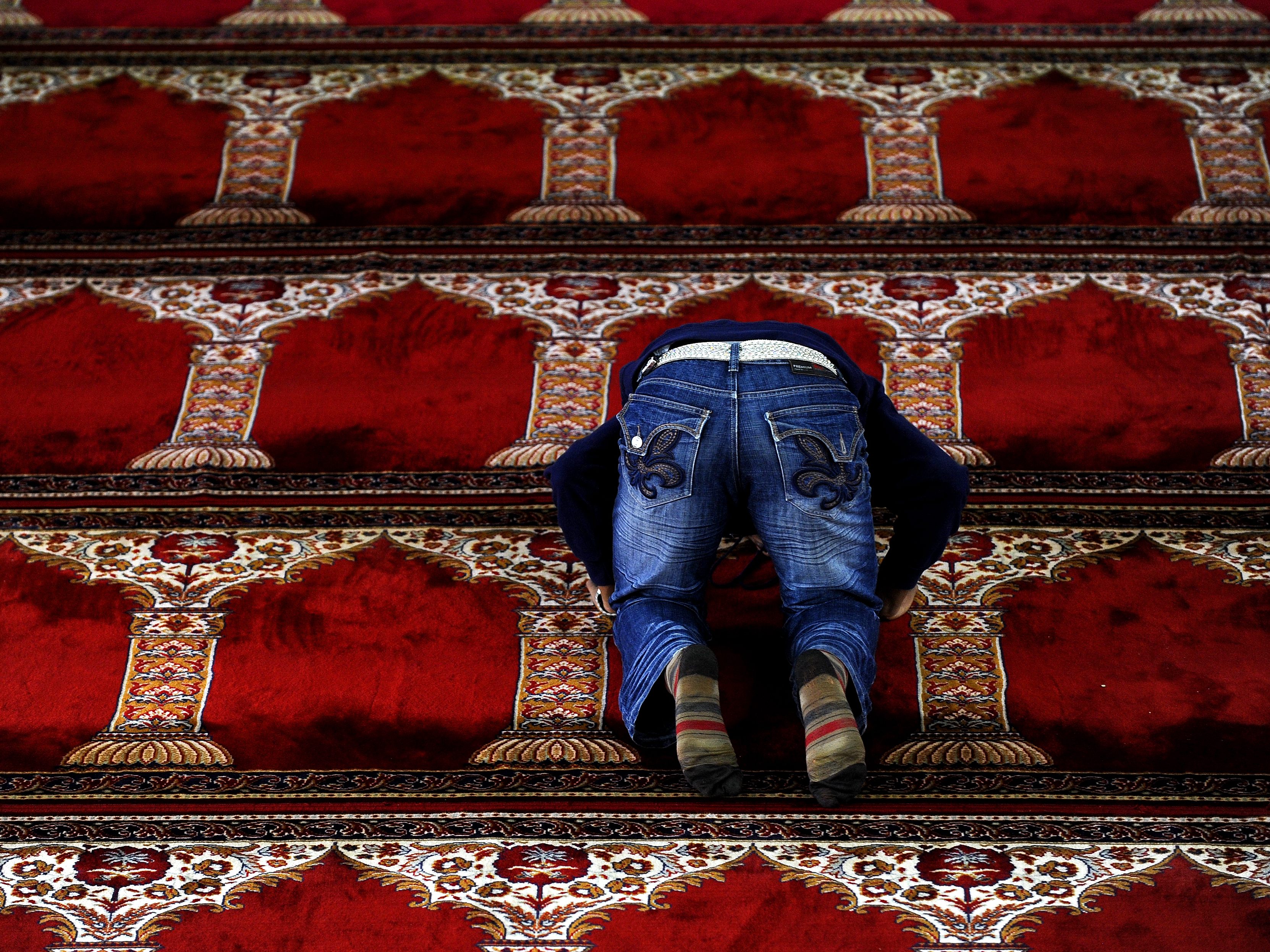 Hunderte Gäste verschiedener Glaubensrichtungen nahmen am Iftar teil, Hunderte Gäste verschiedener Glaubensrichtungen nahmen am Iftar teil,
