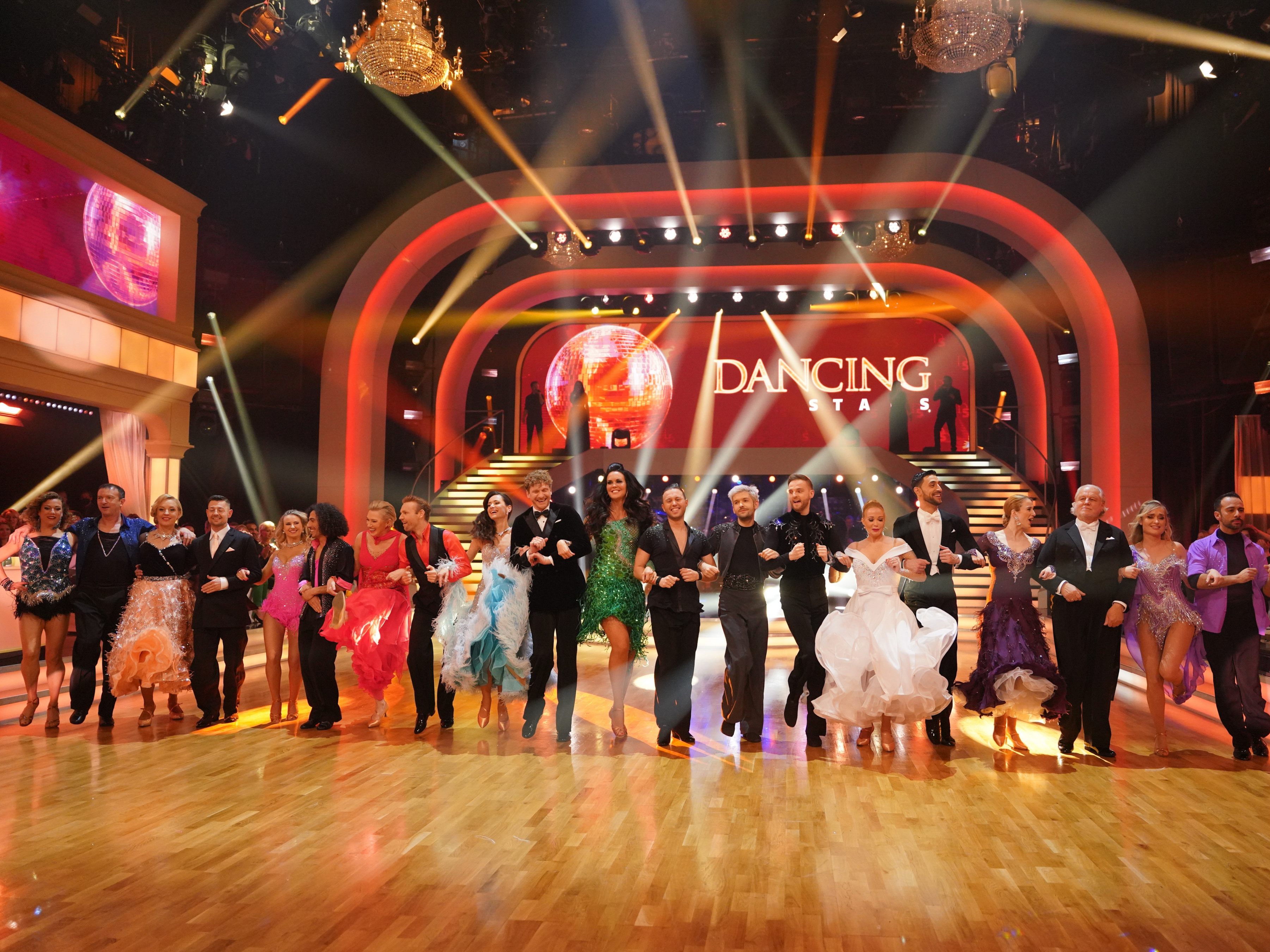 Für die verbliebenen "Dancing Stars" geht es am Freitag weiter. Für die verbliebenen "Dancing Stars" geht es am Freitag weiter.