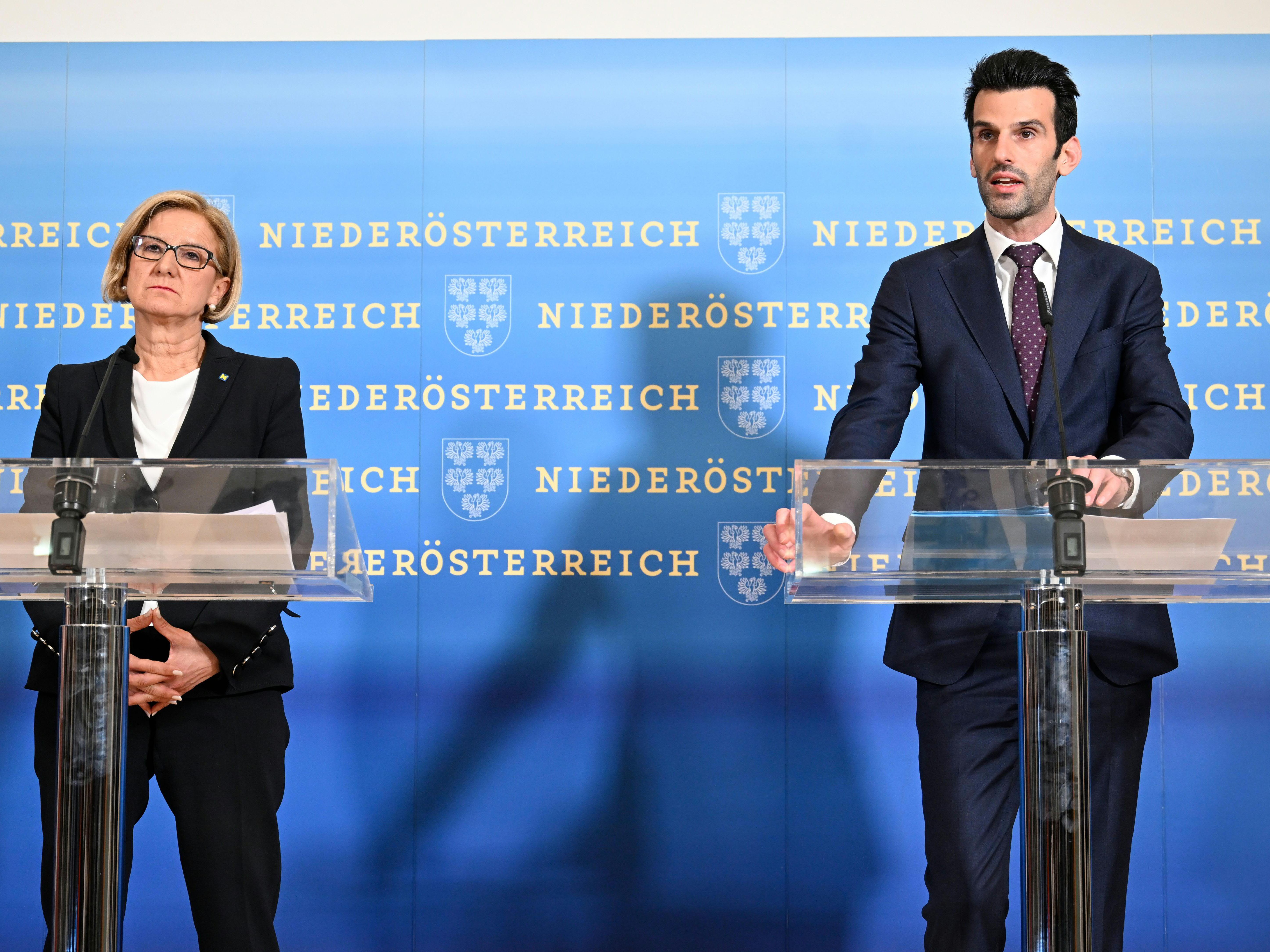 Niederösterreichs Landeshauptfrau Mikl-Leitner neben FPÖ-Landesparteichef Landbauer. Niederösterreichs Landeshauptfrau Mikl-Leitner neben FPÖ-Landesparteichef Landbauer.