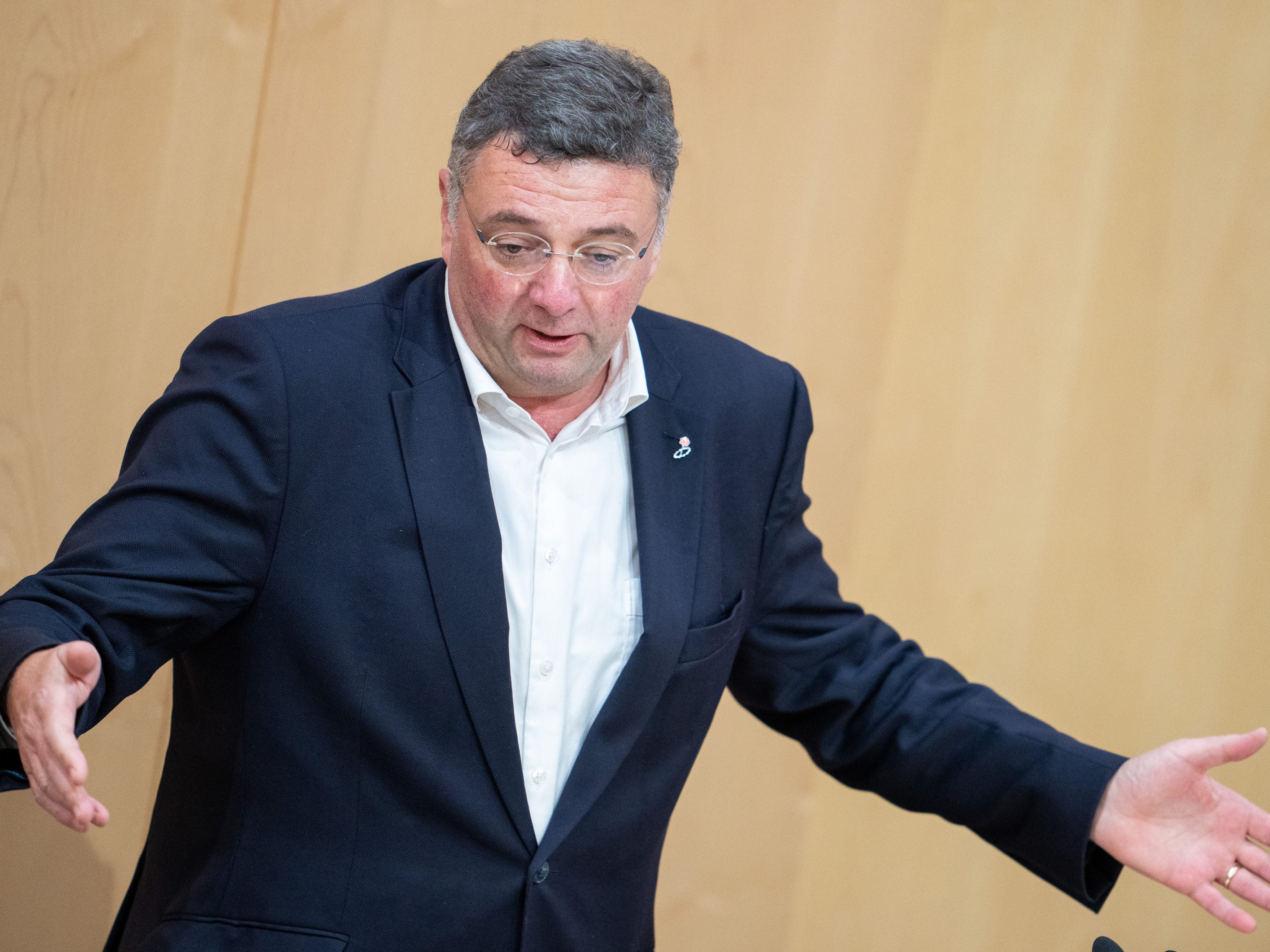 Jörg Leichtfried verteidigte die schütter besetzten roten Reihen bei der Selenskyj-Rede. Jörg Leichtfried verteidigte die schütter besetzten roten Reihen bei der Selenskyj-Rede.
