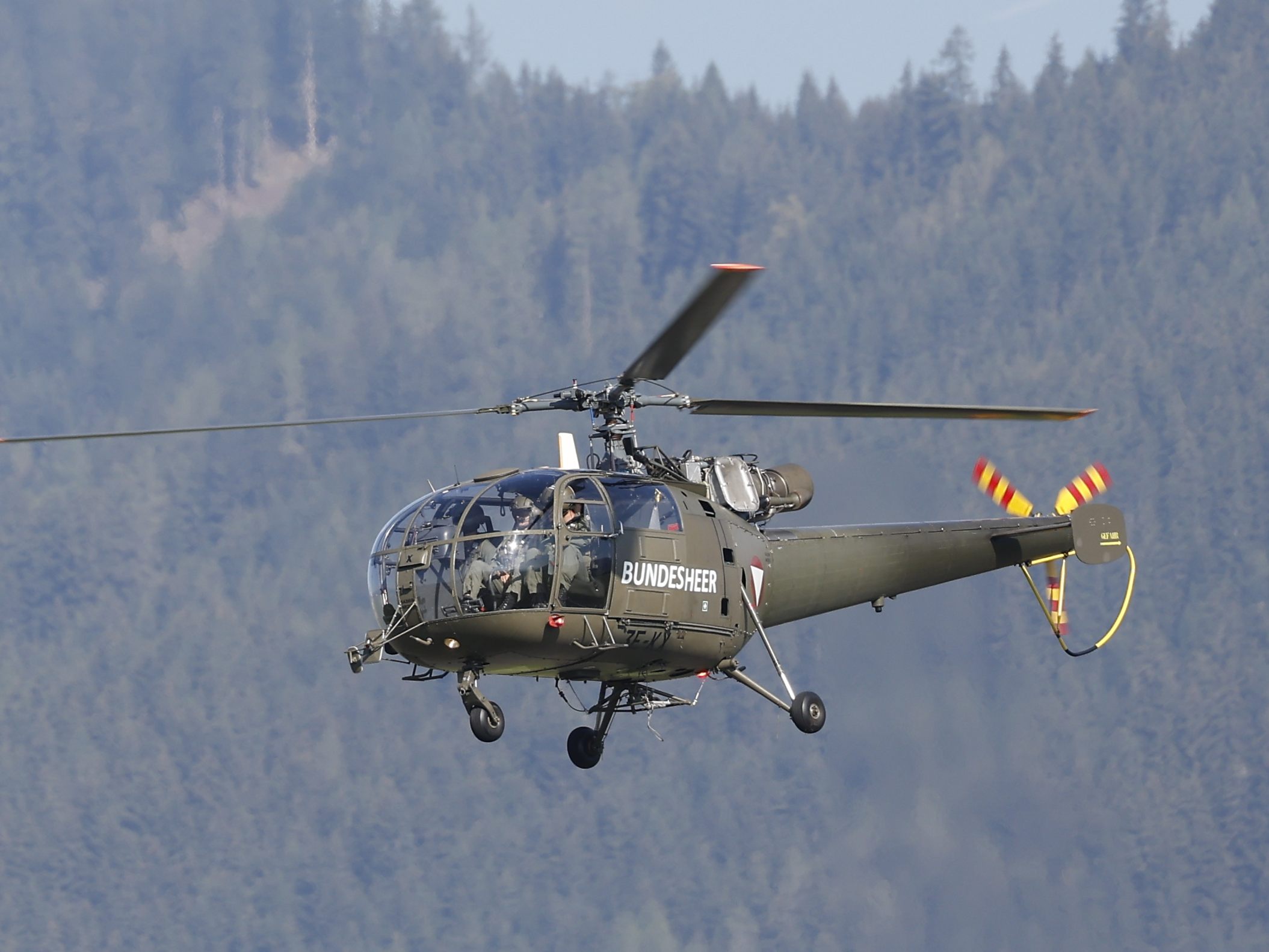Hubschrauberpiloten des Bundesheers üben Flugmanöver.