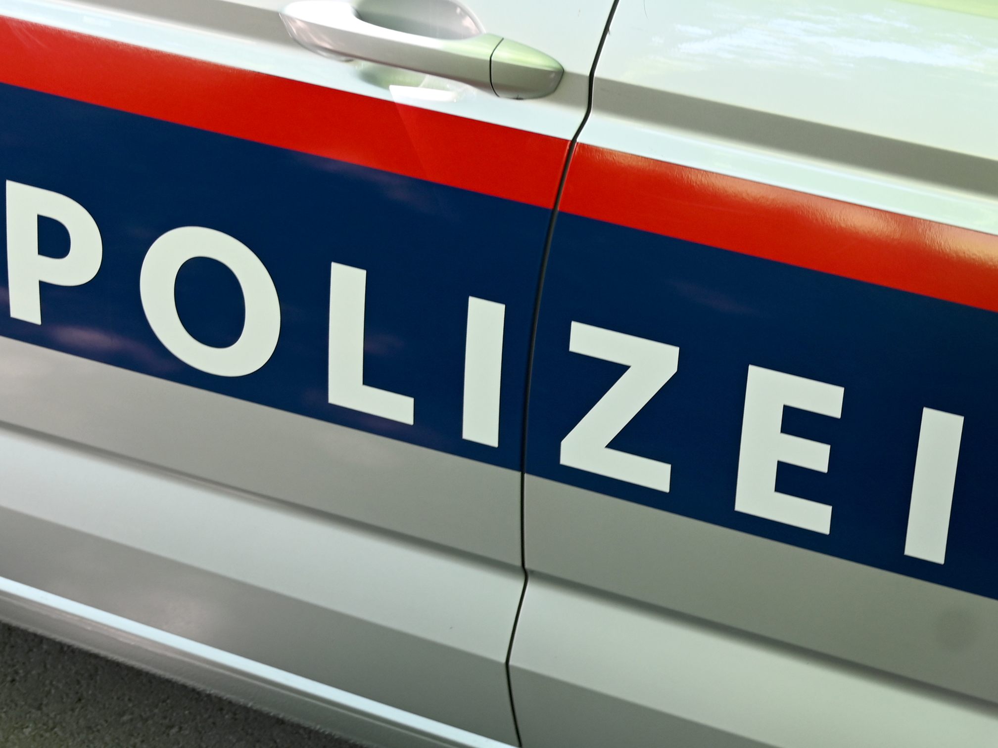 Die Polizei hat einen 22-Jährigen nach einem Raub festgenommen. Die Polizei hat einen 22-Jährigen nach einem Raub festgenommen.