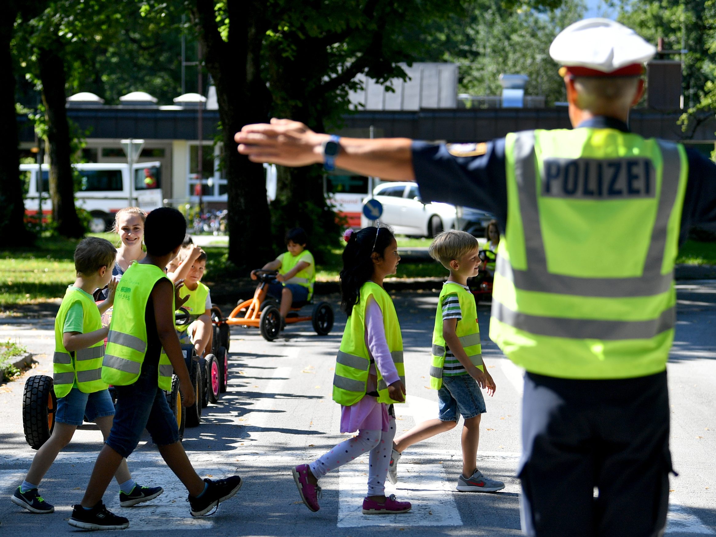 215 Verkehrsübertretungen hat die Polizei bei Schwerpunktkontrollen rund um Wiener Schulen festgestellt. 215 Verkehrsübertretungen hat die Polizei bei Schwerpunktkontrollen rund um Wiener Schulen festgestellt.