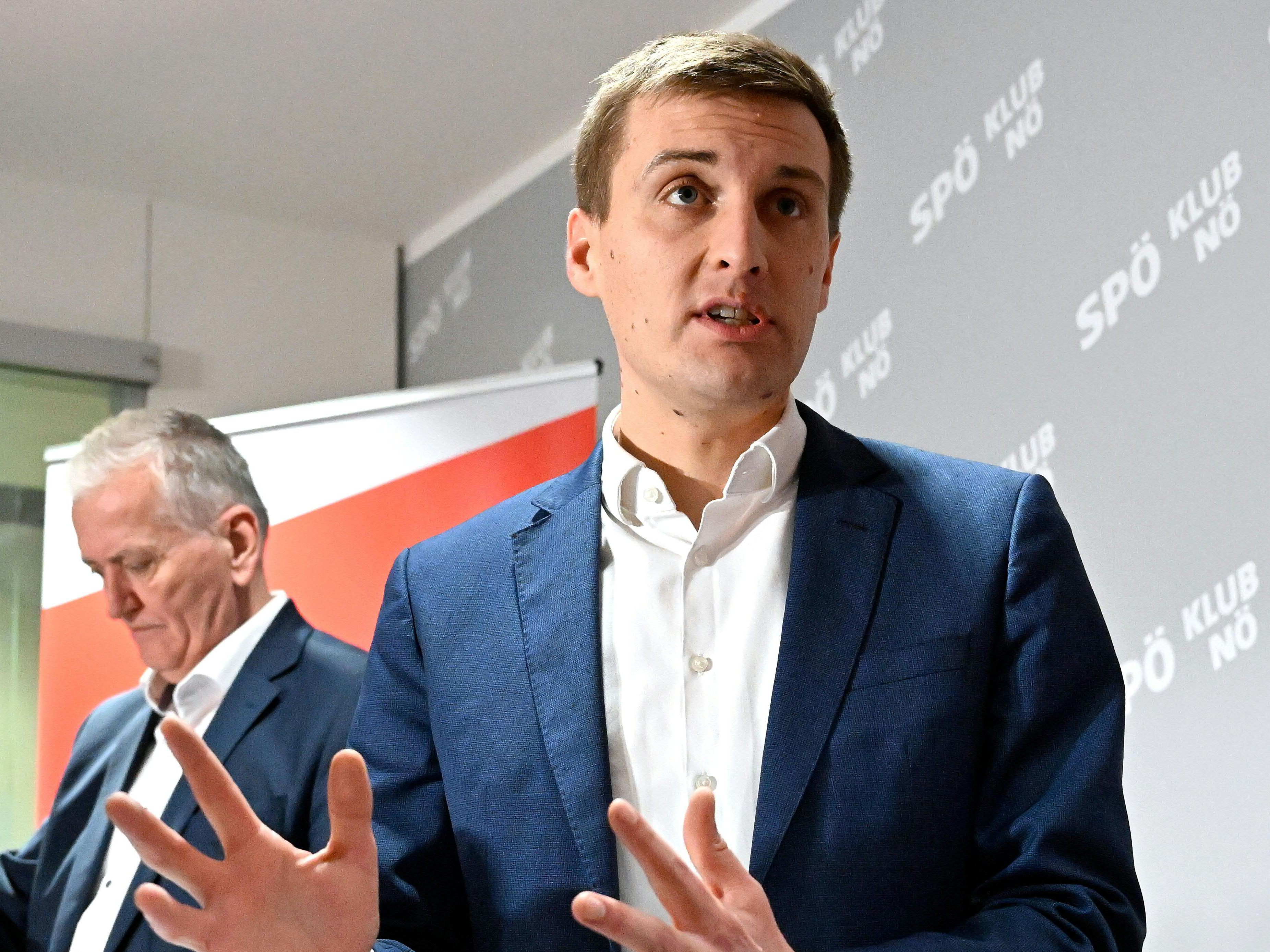 SPÖ NÖ-Landeschef Sven Hergovich würde sich lieber "die Hand abhacken", als bei den Verhandlungen mit der ÖVP Kompromisse einzugehen. SPÖ NÖ-Landeschef Sven Hergovich würde sich lieber "die Hand abhacken", als bei den Verhandlungen mit der ÖVP Kompromisse einzugehen.