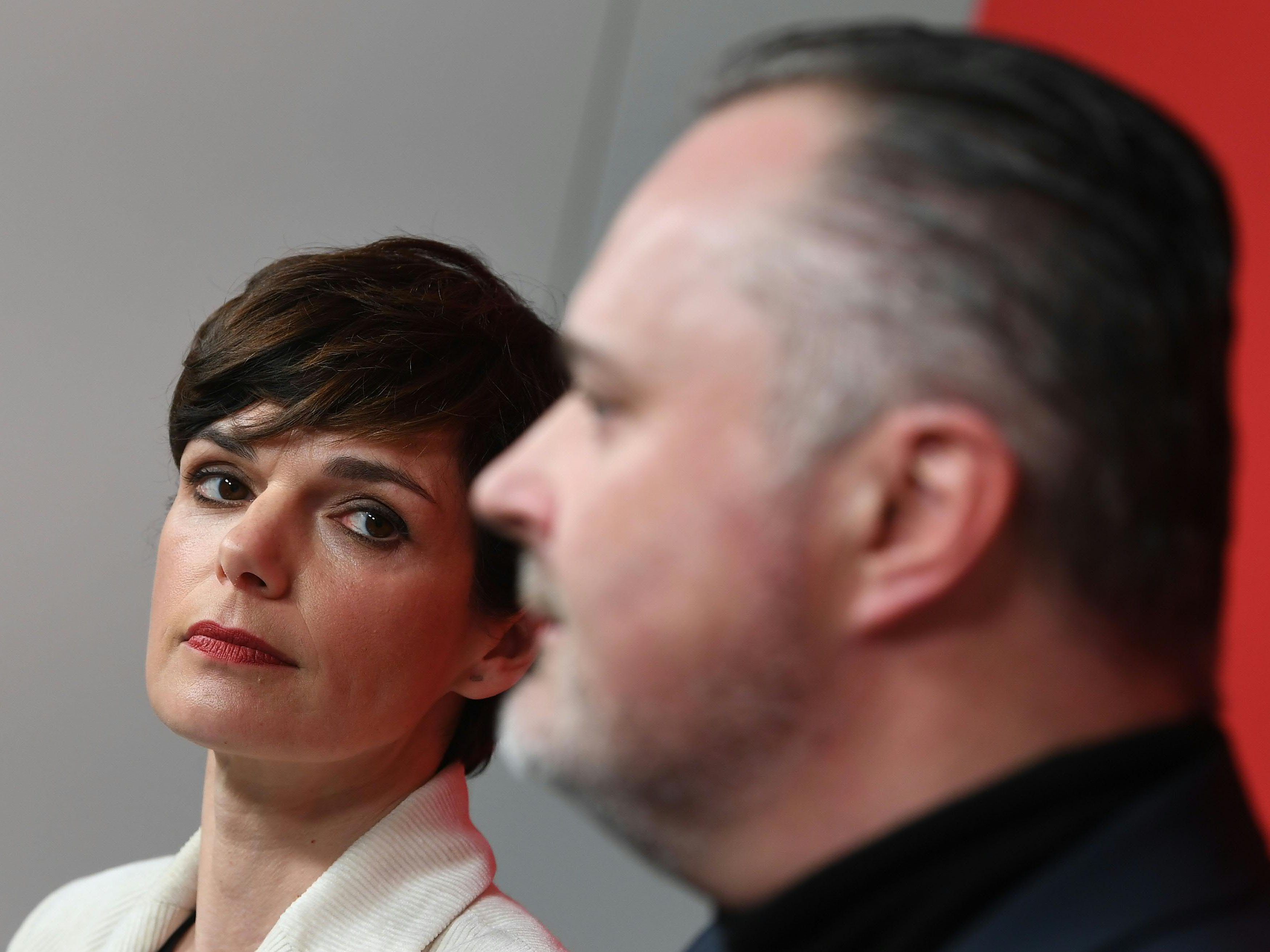 Pamela Rendi-Wagner übt scharfe Kritik am Parteikollegen Hans Peter Doskozil. Pamela Rendi-Wagner übt scharfe Kritik am Parteikollegen Hans Peter Doskozil.