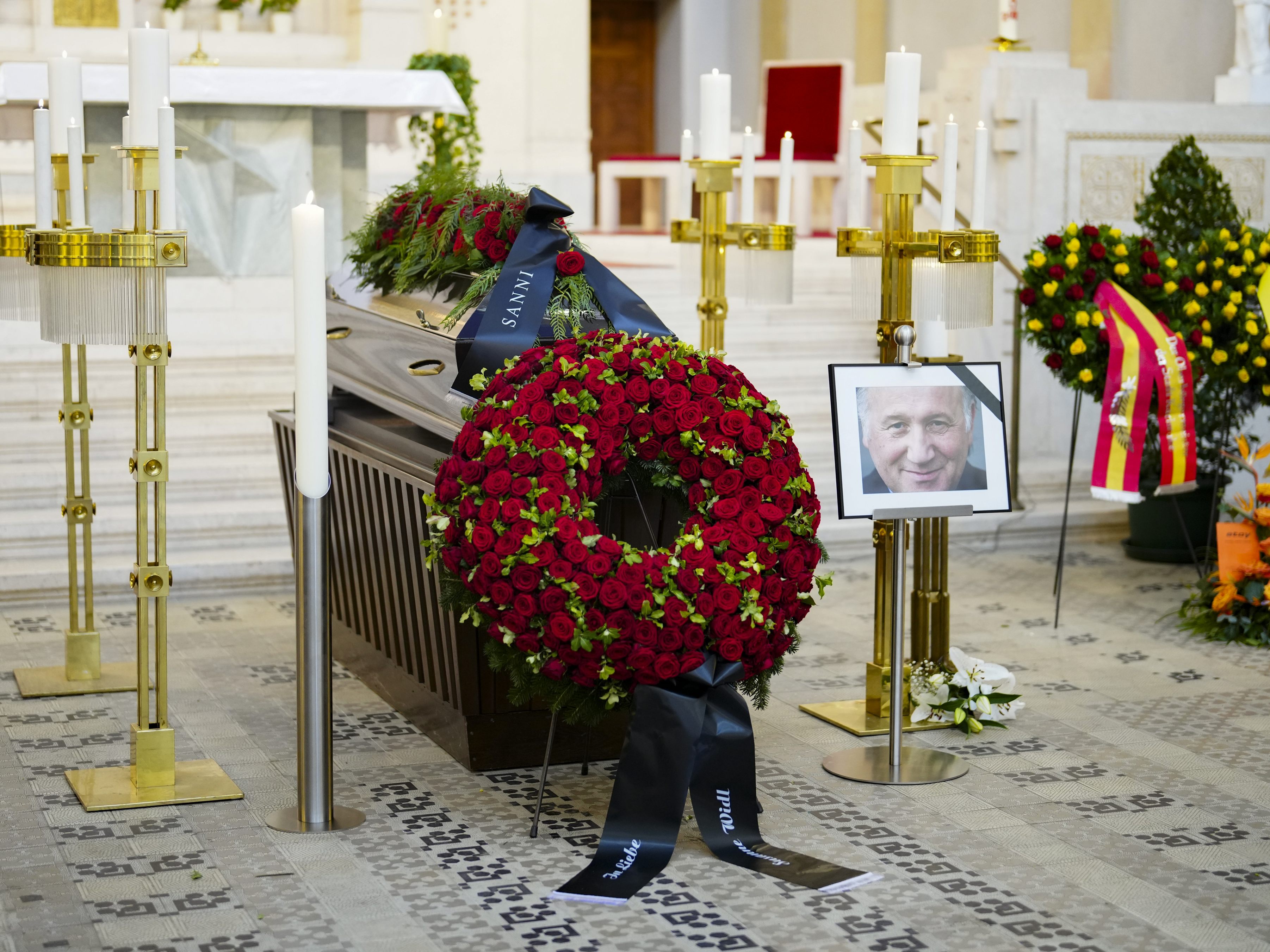 Peter Weibel ist am Wiener Zentralfriedhof zu Grabe getragen worden. Peter Weibel ist am Wiener Zentralfriedhof zu Grabe getragen worden.