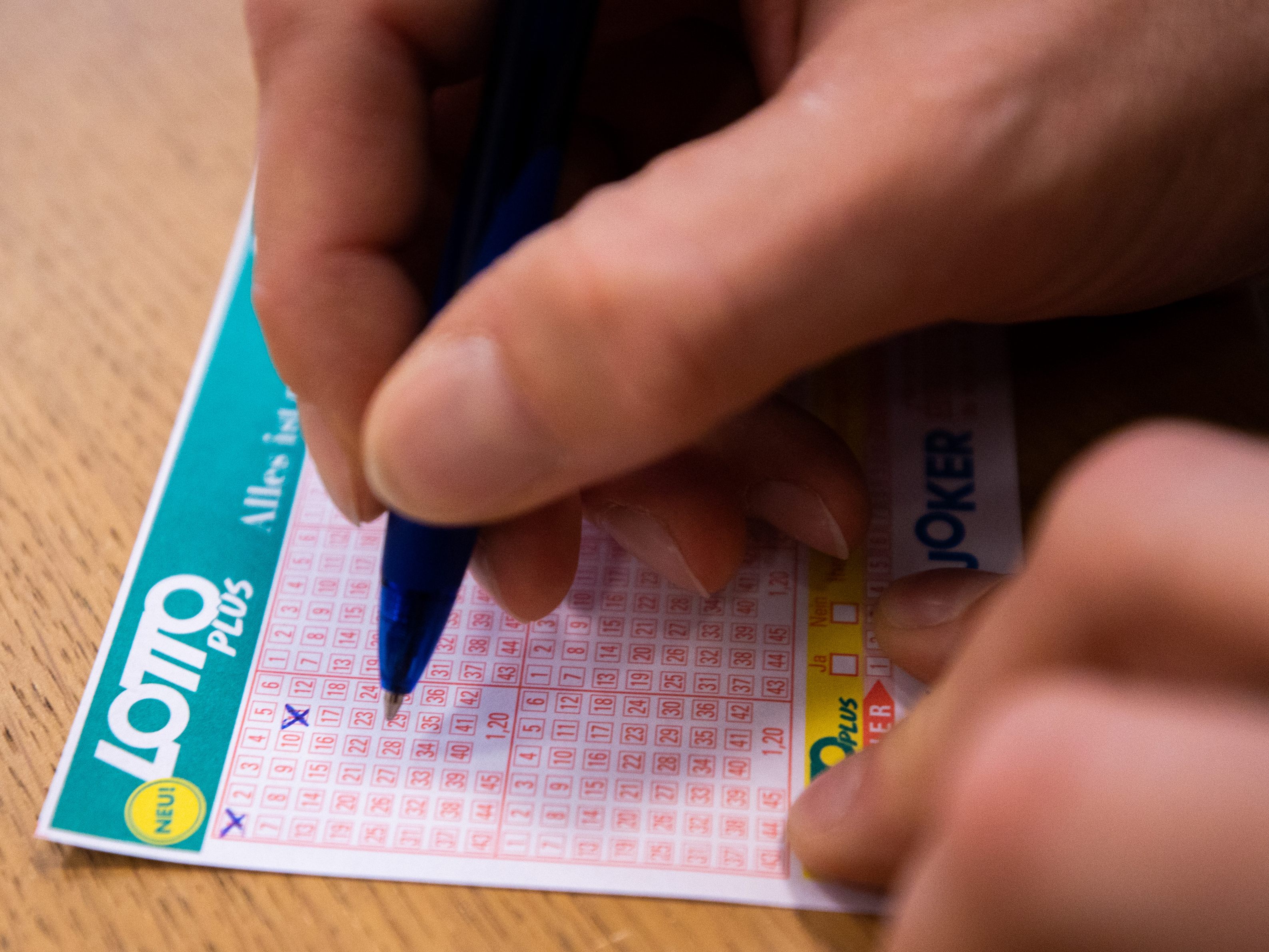 Am Sonntag geht es um einen Lotto-Doppeljackpot.