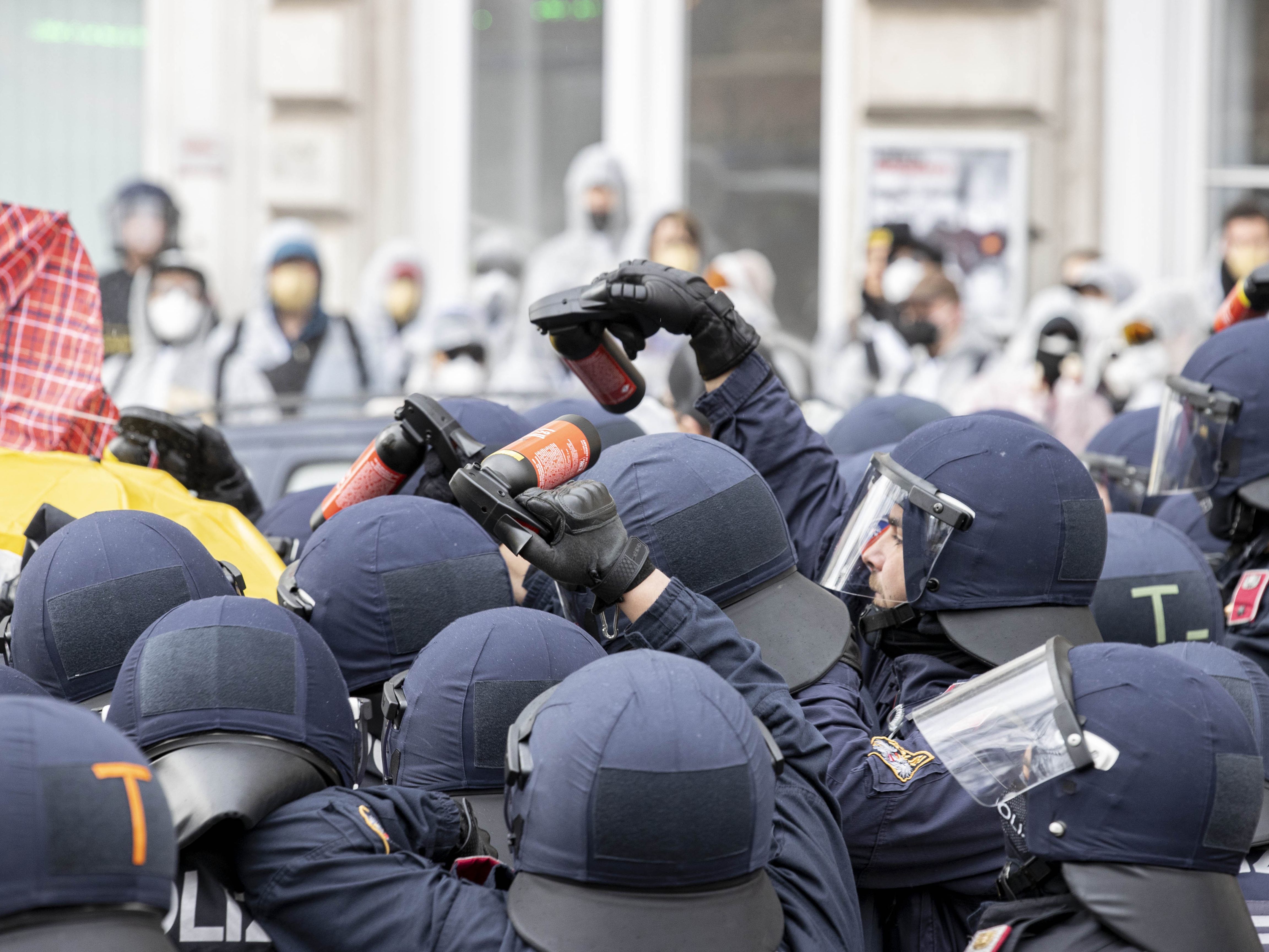 Das Bündnis "BlockGas" kritisierte am Donnerstag den Polizeieinsatz gegen Demonstranten bei der Gas-Konferenz vor dem Wiener Marriott-Hotel.