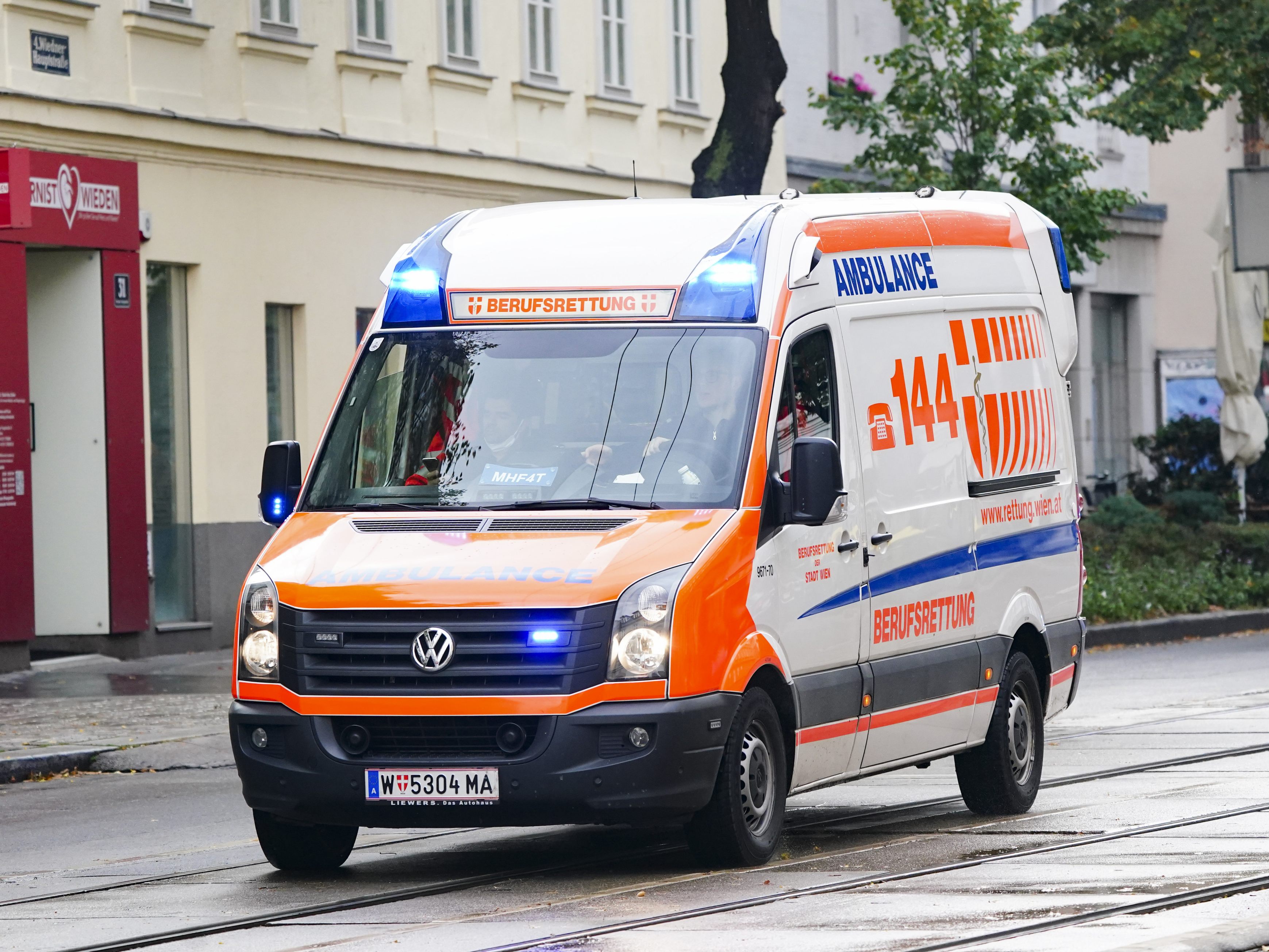 Ein Rettungswagen krachte in Wien-Liesing in ein Auto.